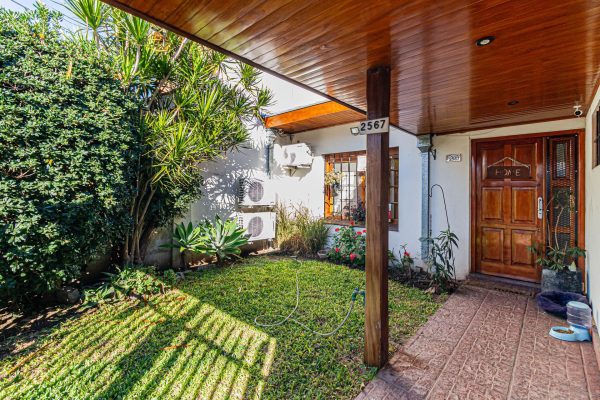 House For Sale In Martinez With Parking And Garden