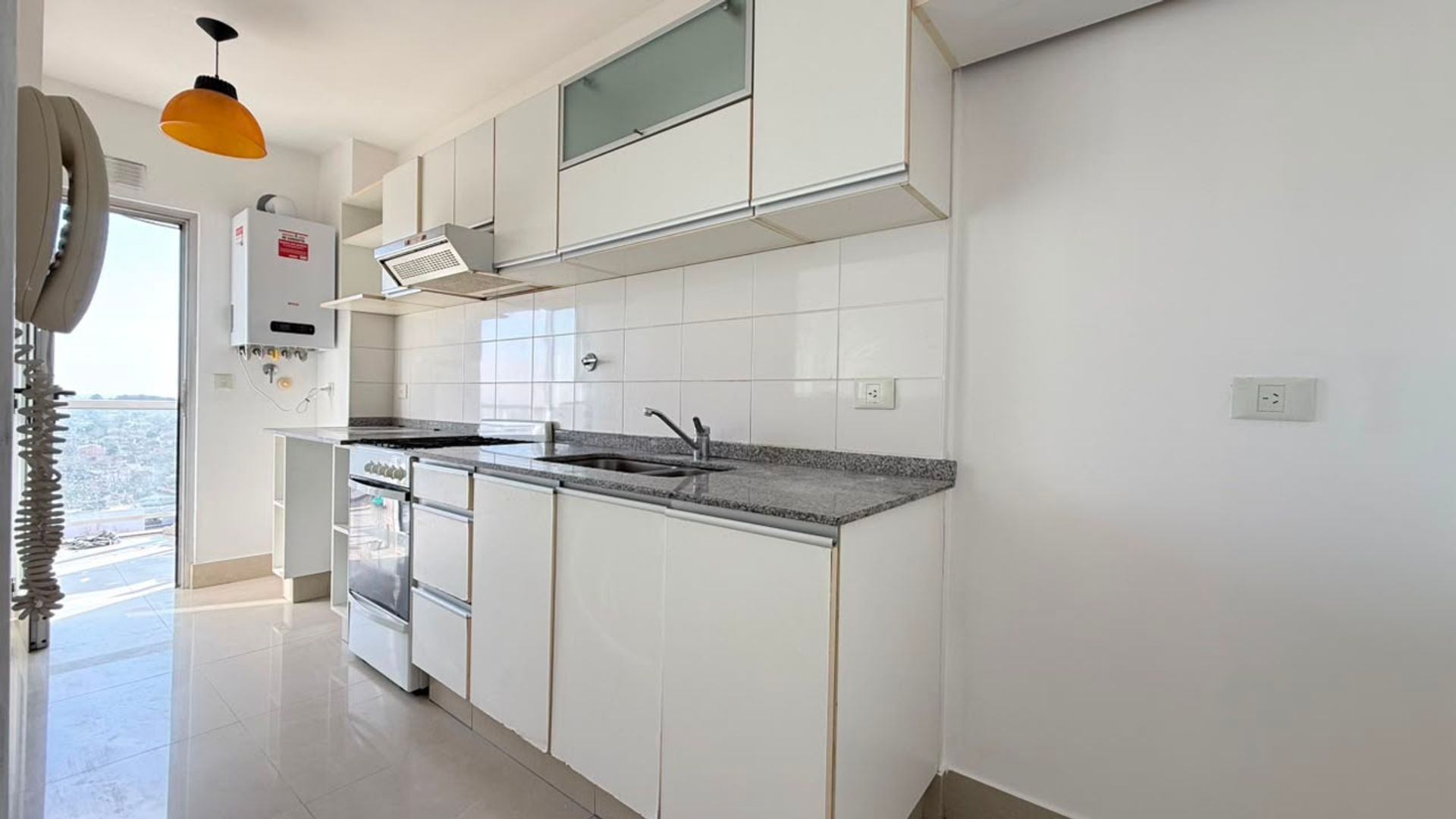 VENDE DEPARTAMENTO 2 AMB piso 14 CON COCHERA
