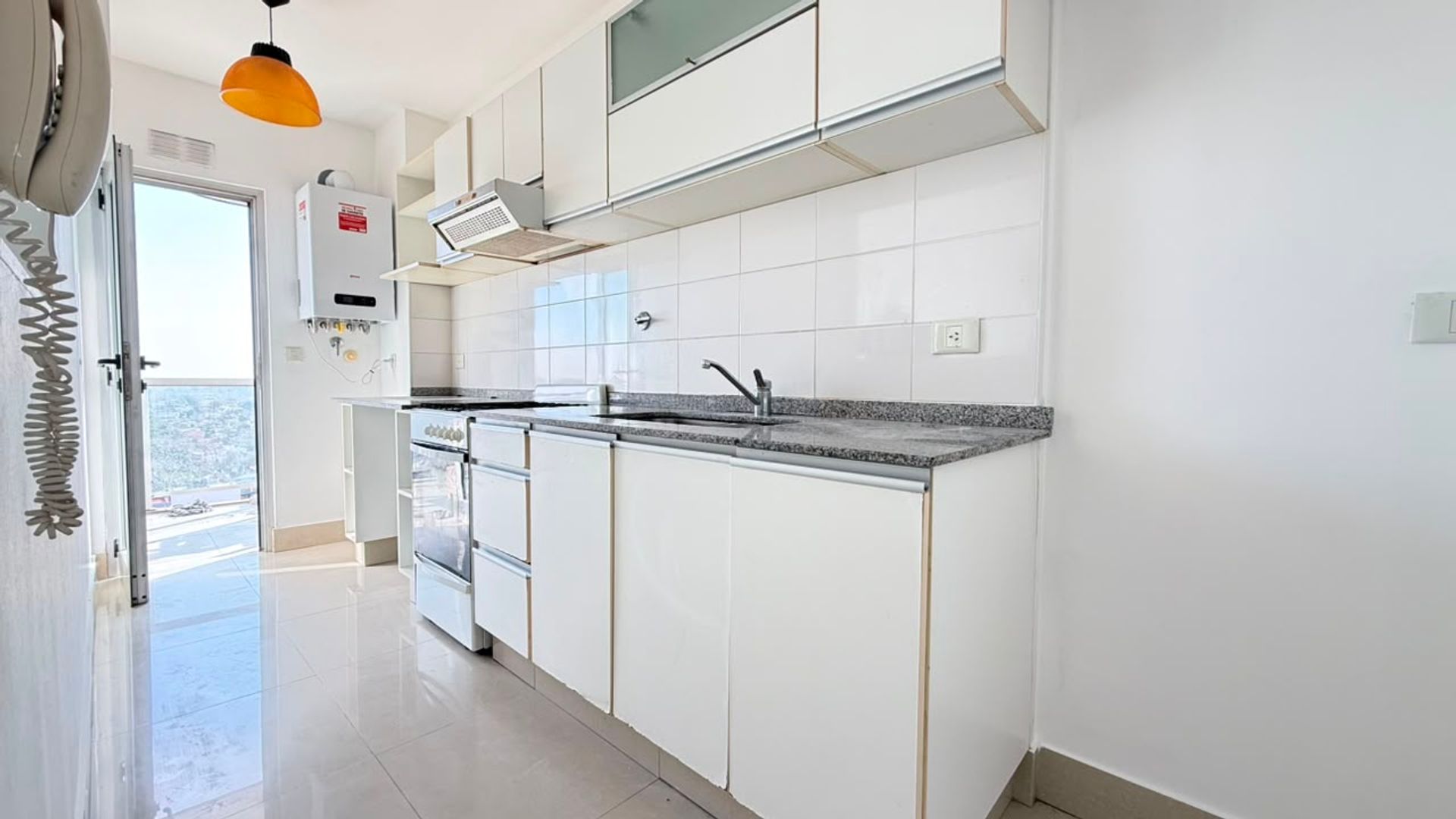 VENDE DEPARTAMENTO 2 AMB piso 14 CON COCHERA