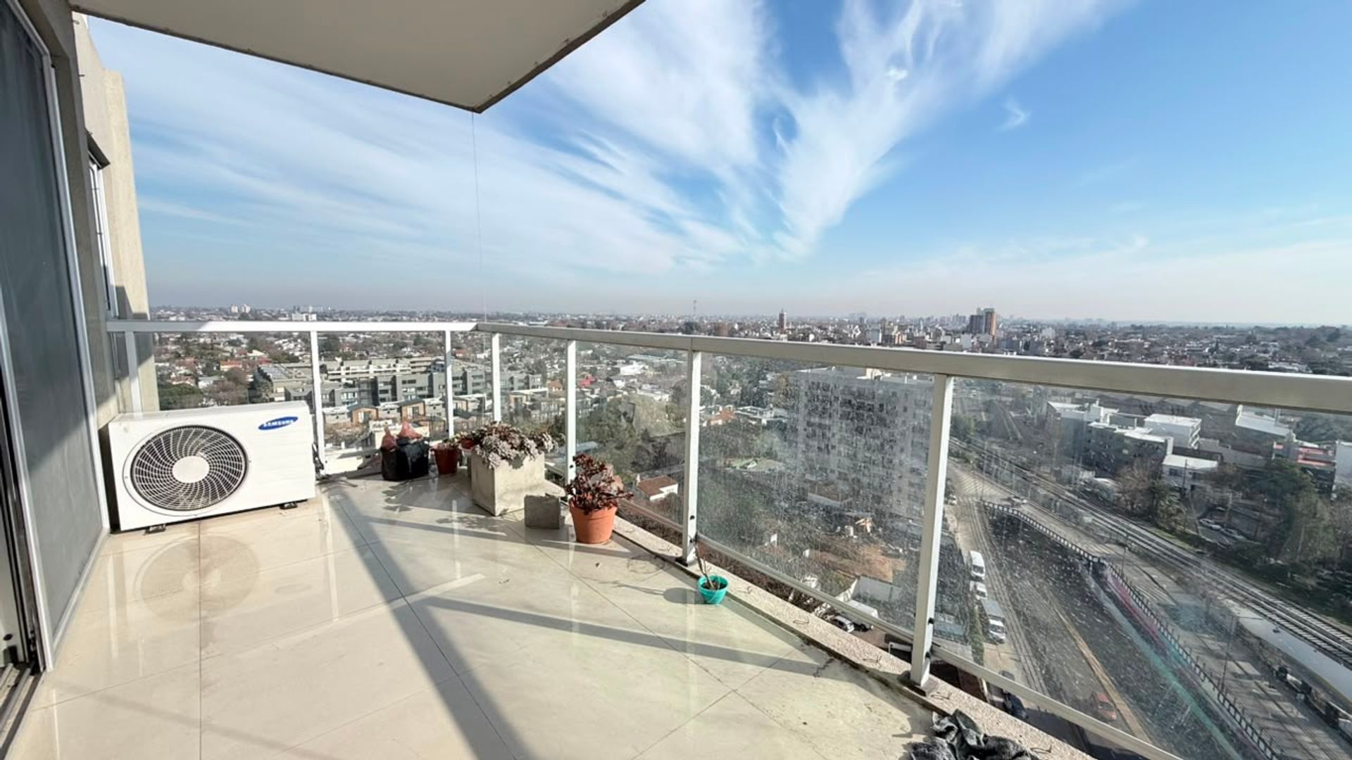 VENDE DEPARTAMENTO 2 AMB piso 14 CON COCHERA