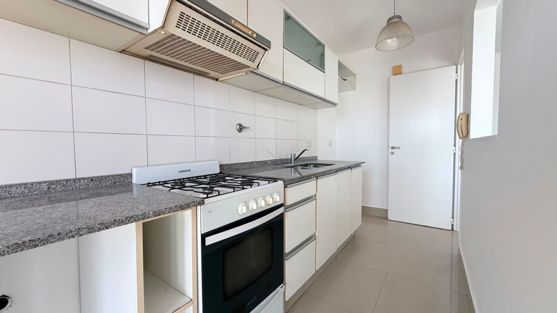 VENDE DEPARTAMENTO 2 AMB piso 14 CON COCHERA