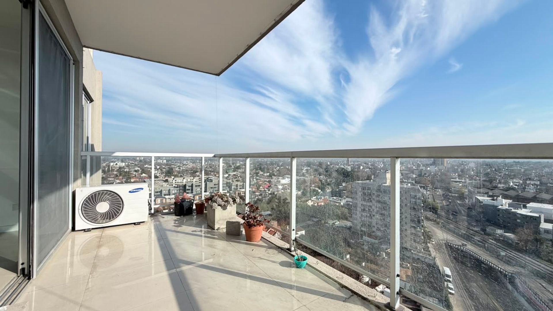 VENDE DEPARTAMENTO 2 AMB piso 14 CON COCHERA