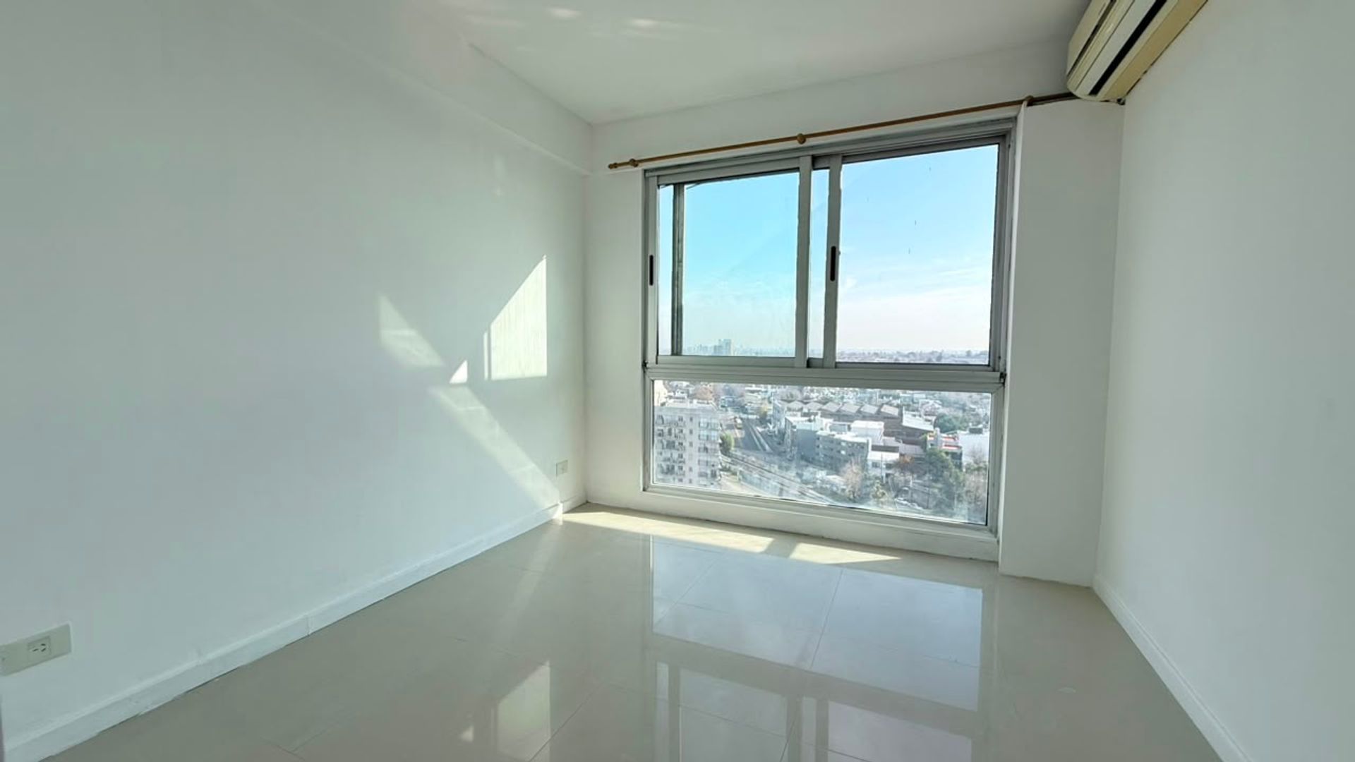 VENDE DEPARTAMENTO 2 AMB piso 14 CON COCHERA