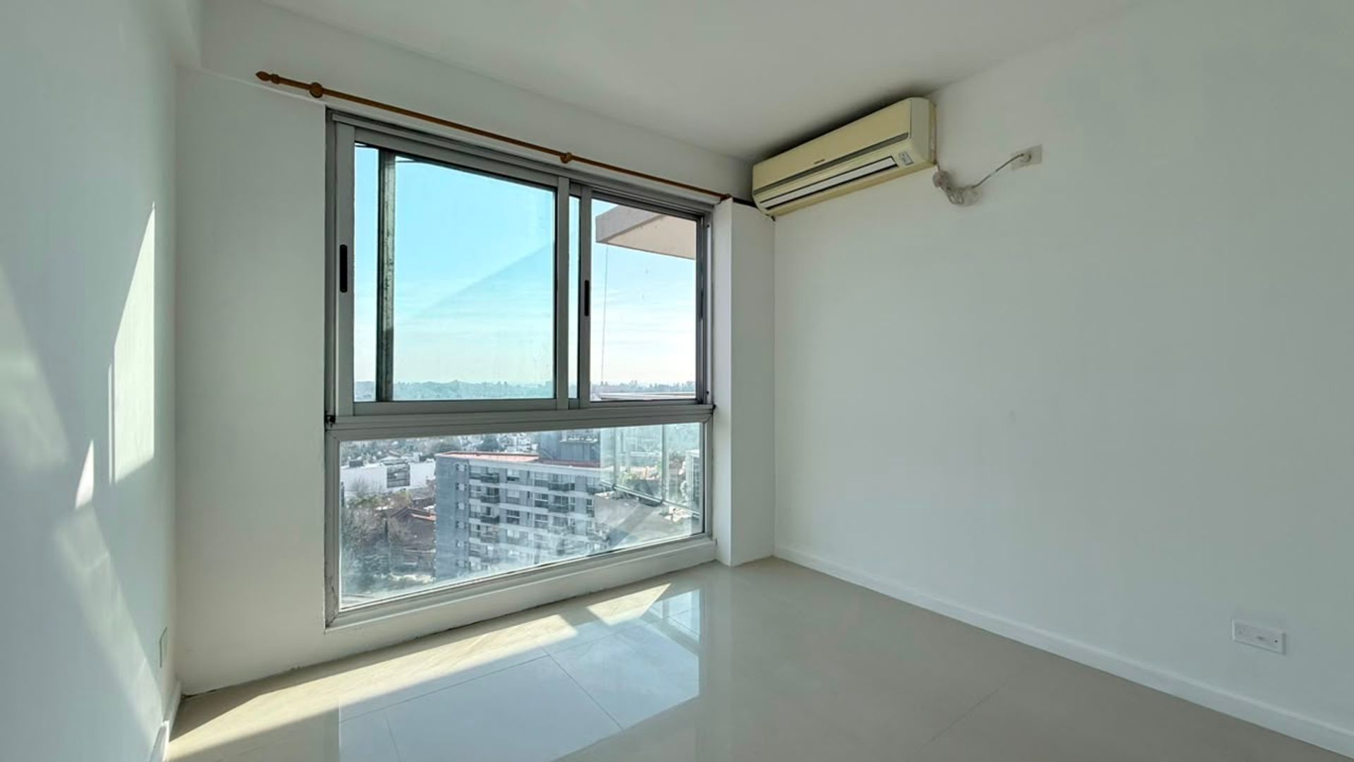 VENDE DEPARTAMENTO 2 AMB piso 14 CON COCHERA