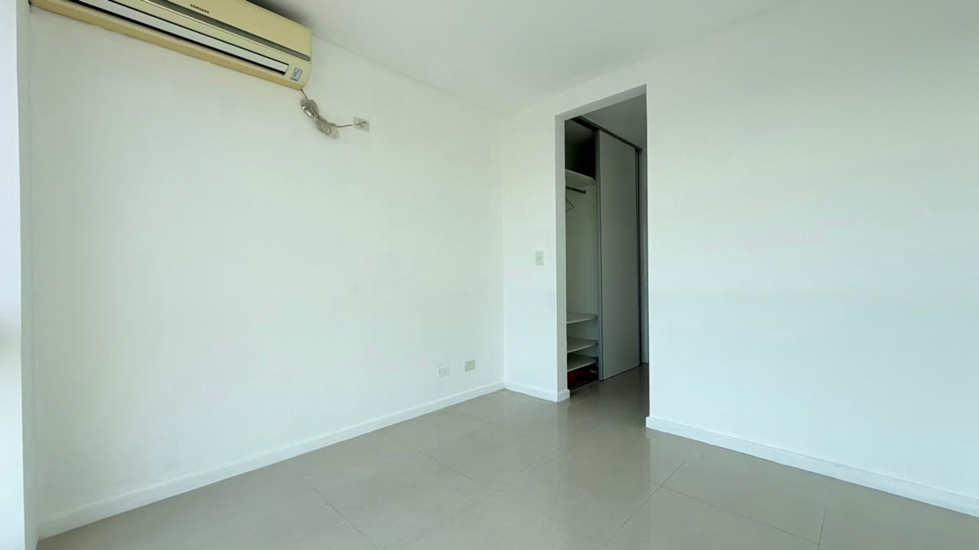 VENDE DEPARTAMENTO 2 AMB piso 14 CON COCHERA