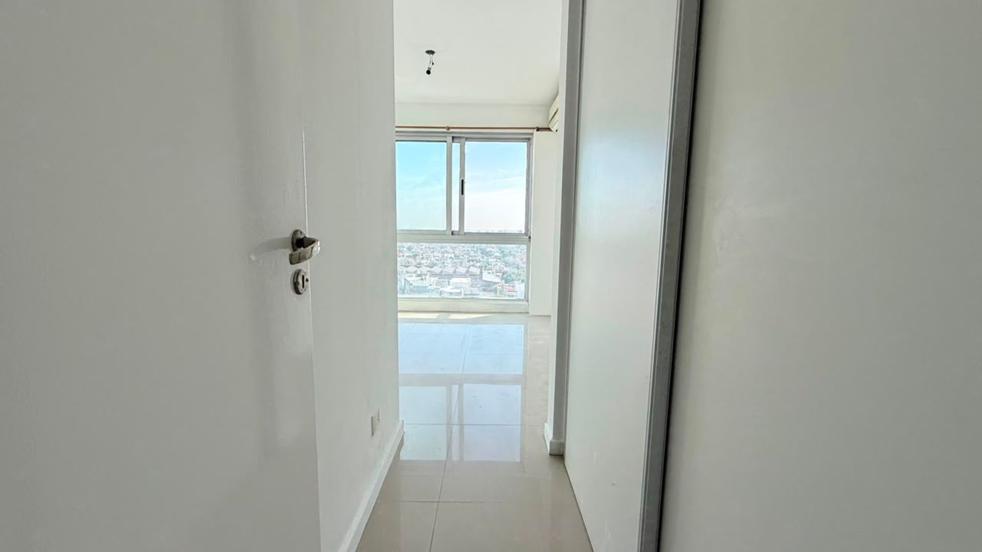 VENDE DEPARTAMENTO 2 AMB piso 14 CON COCHERA