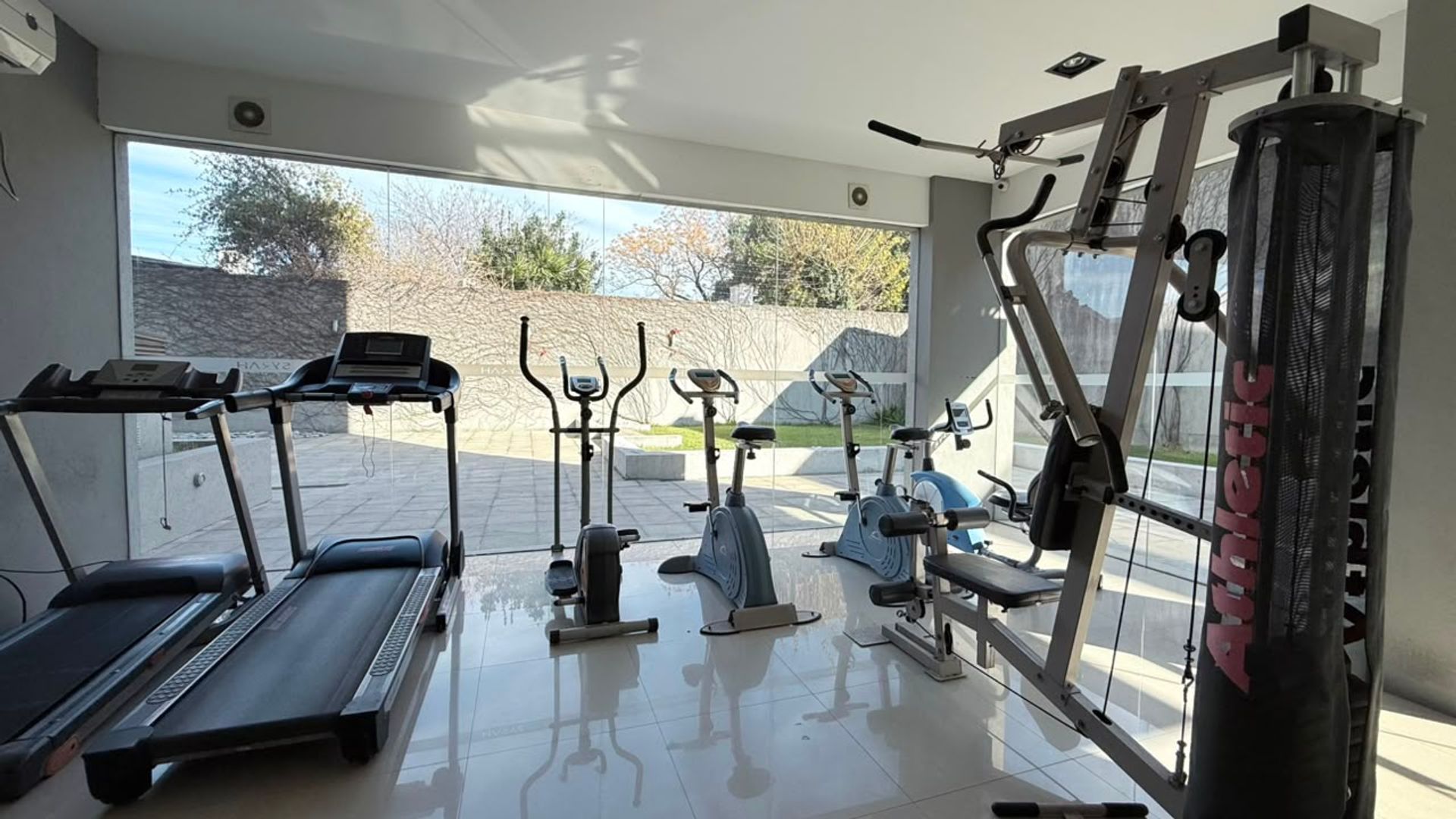 VENDE DEPARTAMENTO 2 AMB piso 14 CON COCHERA