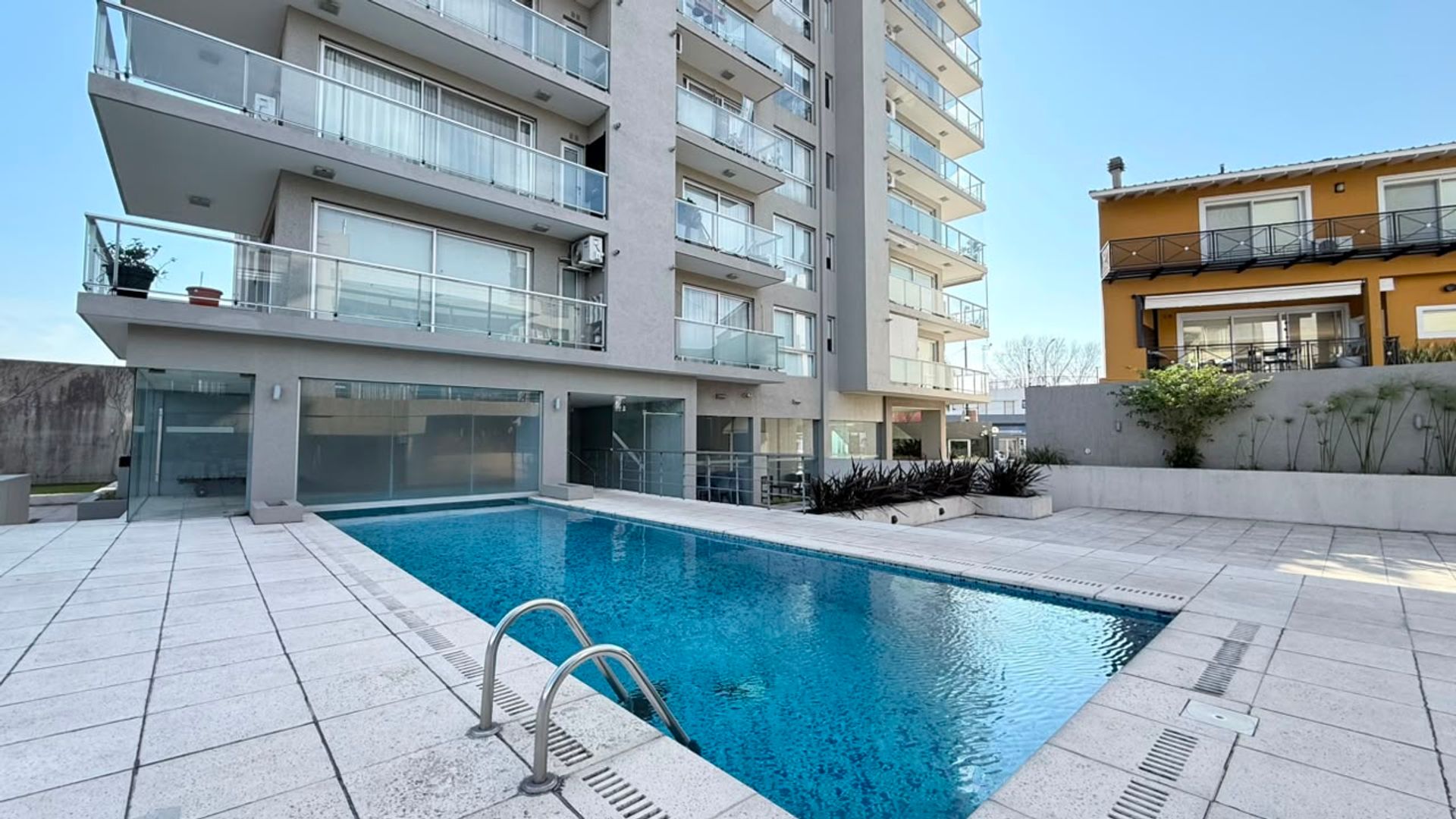 VENDE DEPARTAMENTO 2 AMB piso 14 CON COCHERA