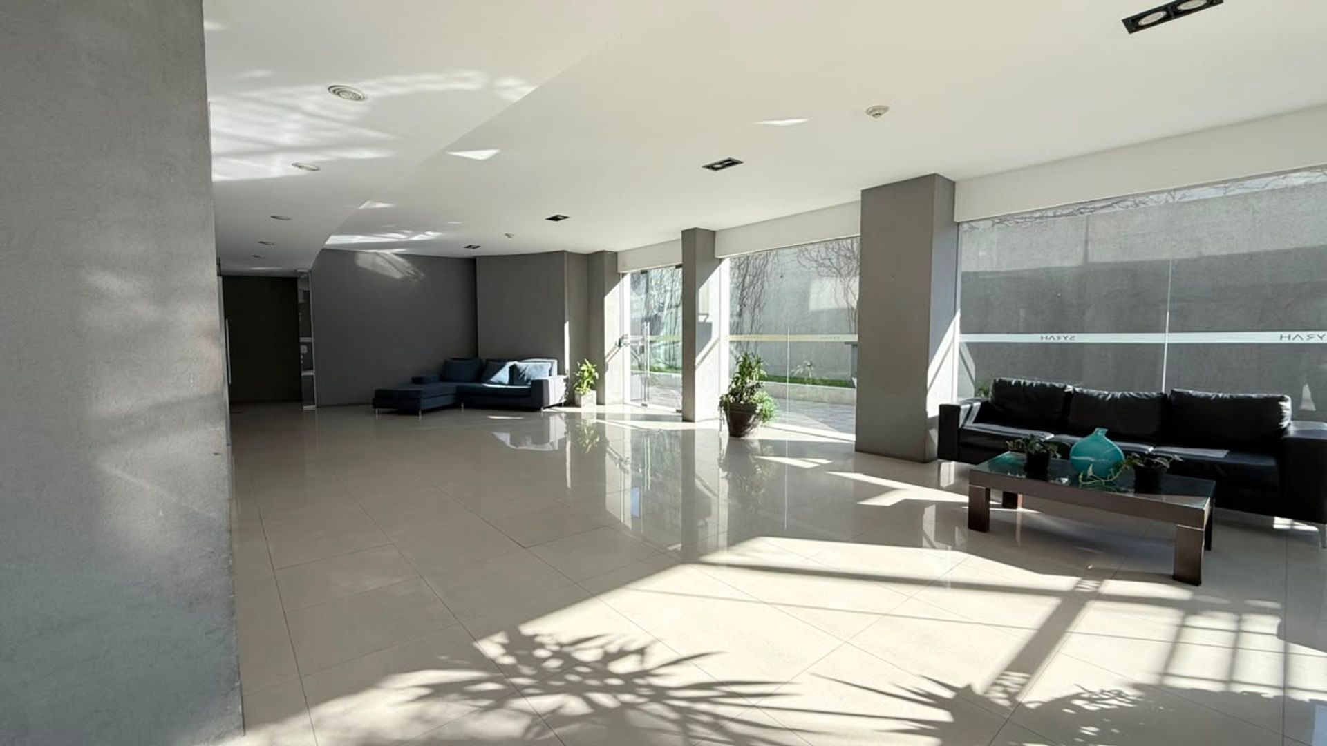 VENDE DEPARTAMENTO 2 AMB piso 14 CON COCHERA