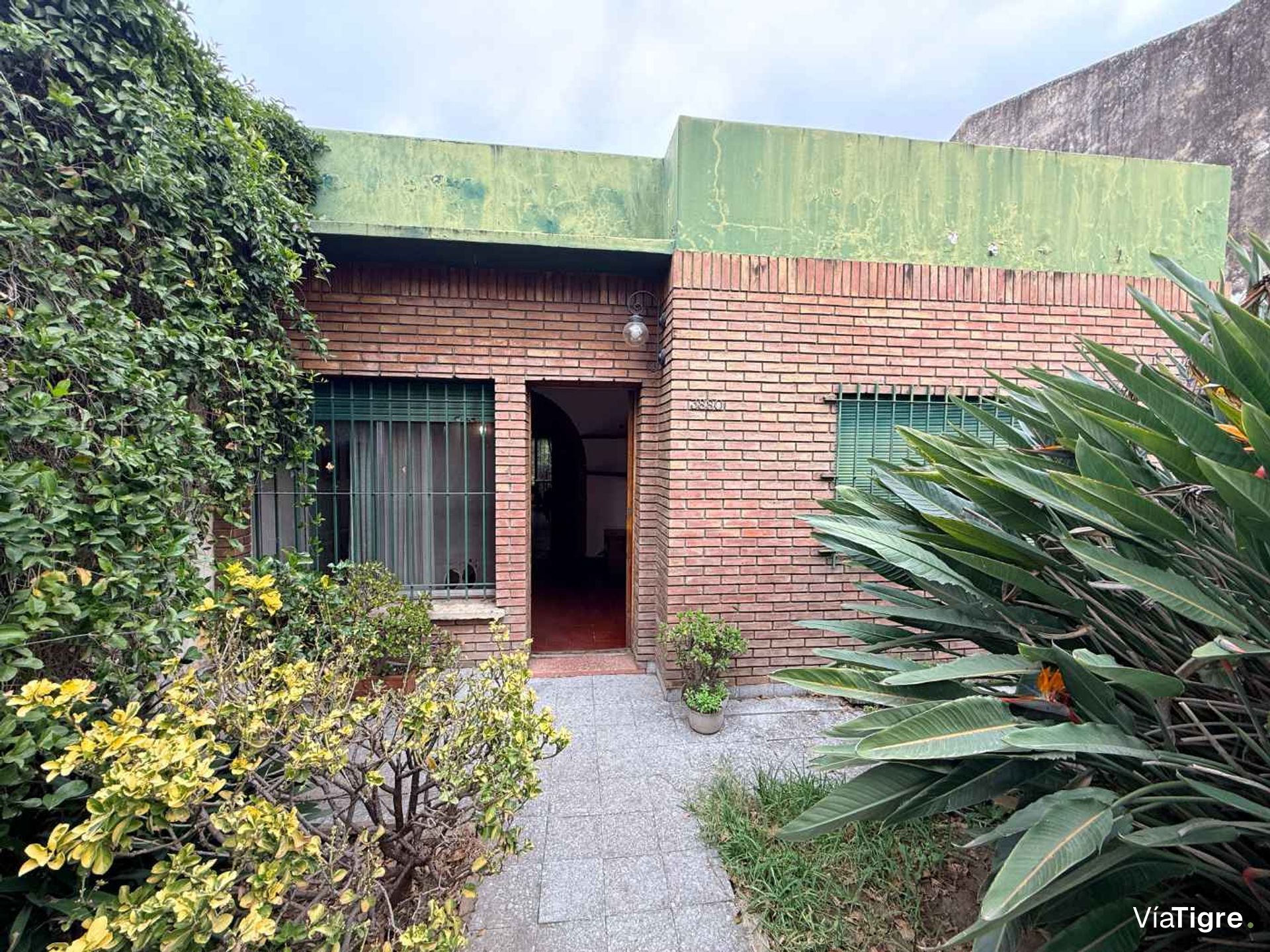 Casa en Venta en Villa Adelina en LOTE propio.