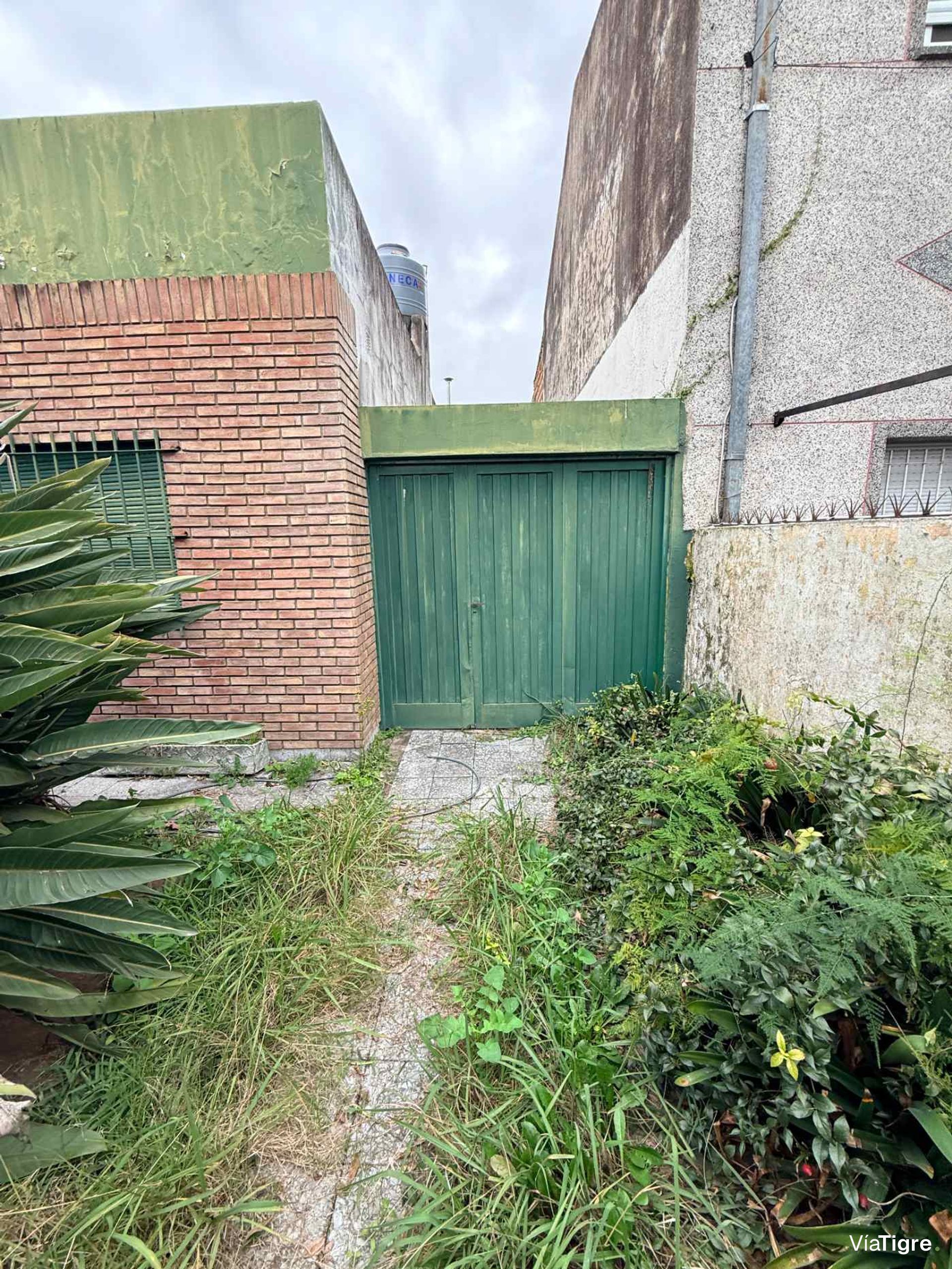 Casa en Venta en Villa Adelina en LOTE propio.