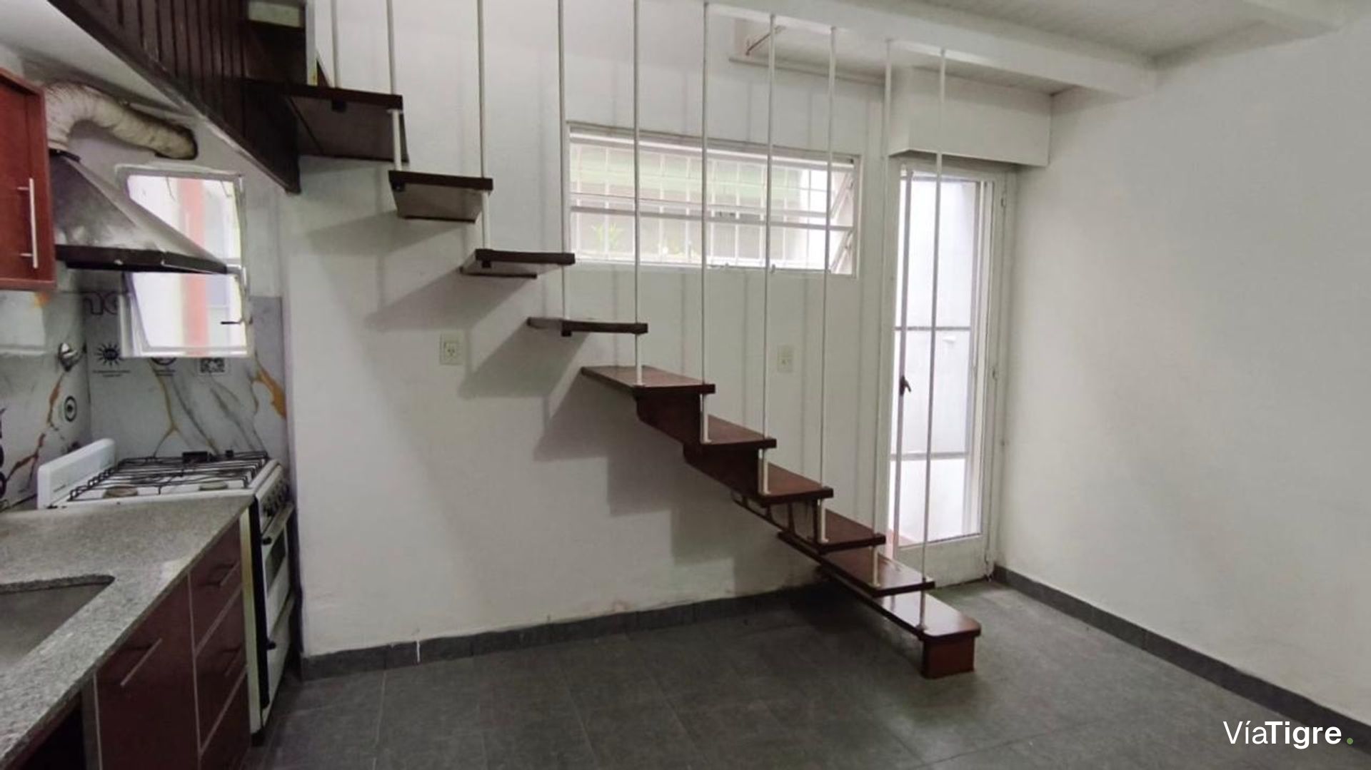 Venta PH dos ambientes patio propio Beccar