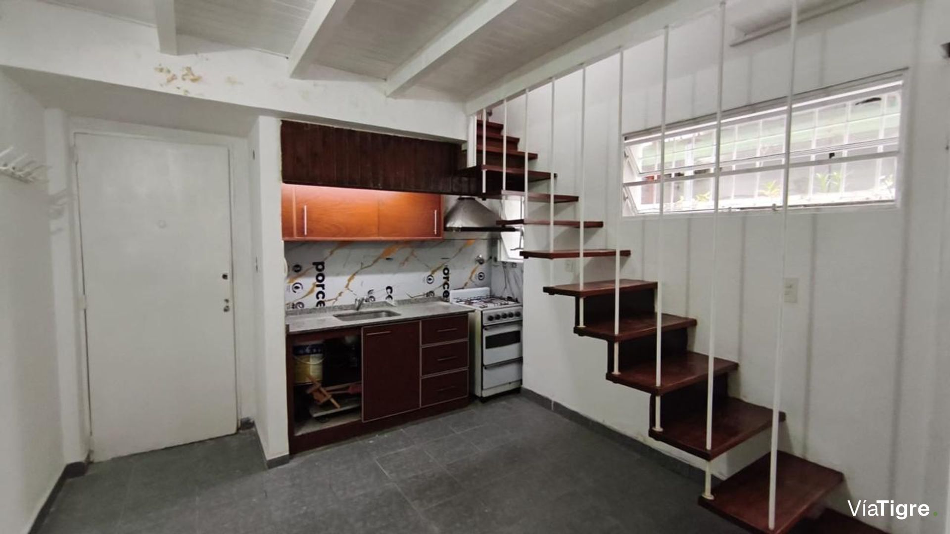 Venta PH dos ambientes patio propio Beccar