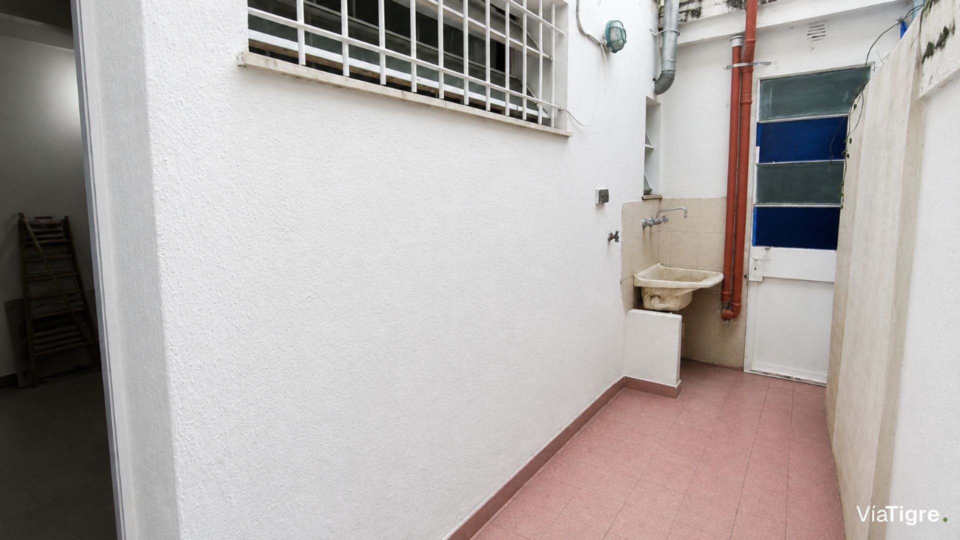 Venta PH dos ambientes patio propio Beccar