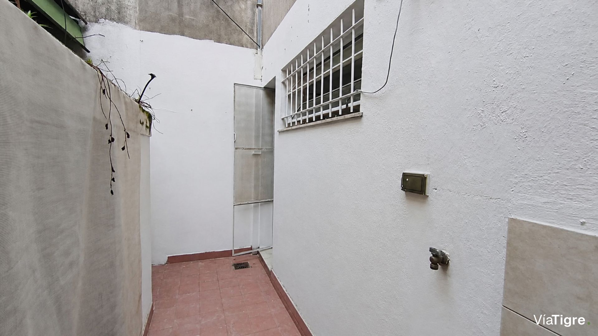 Venta PH dos ambientes patio propio Beccar