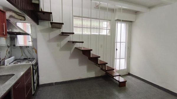 Venta PH dos ambientes patio propio Beccar