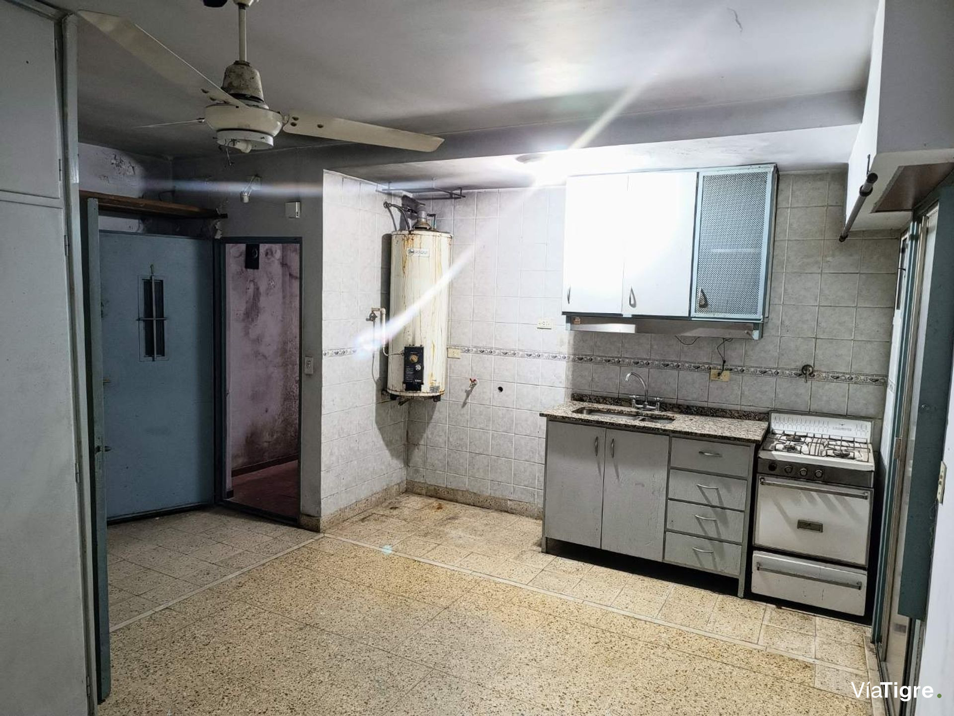 Venta en Olivos--Local / Taller / Deposito 202 m2