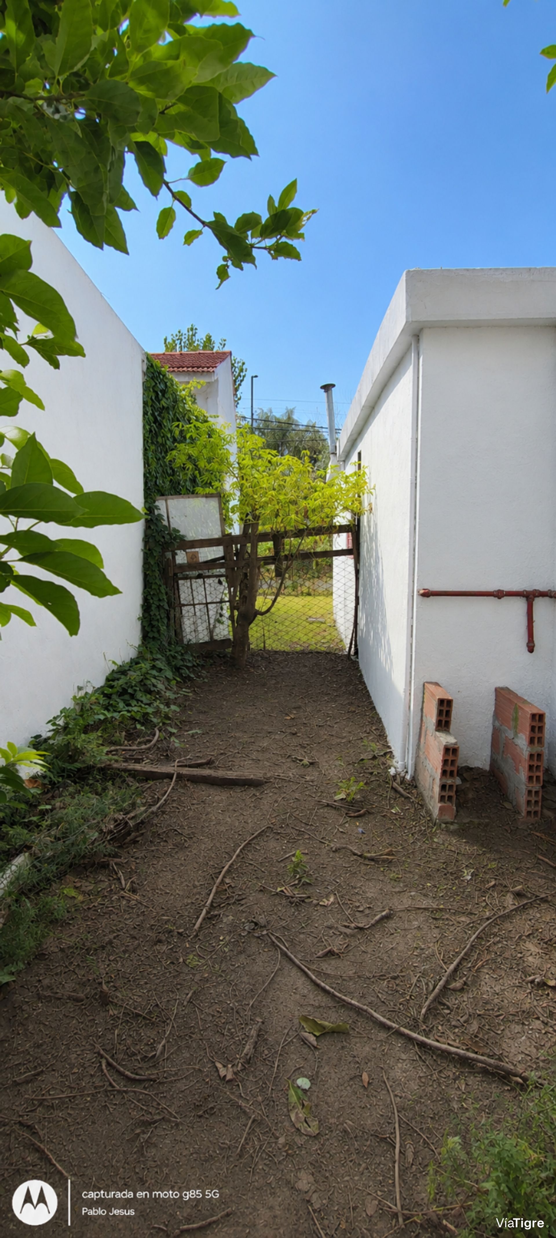 Lote con casa en venta en Benavidez para refacción