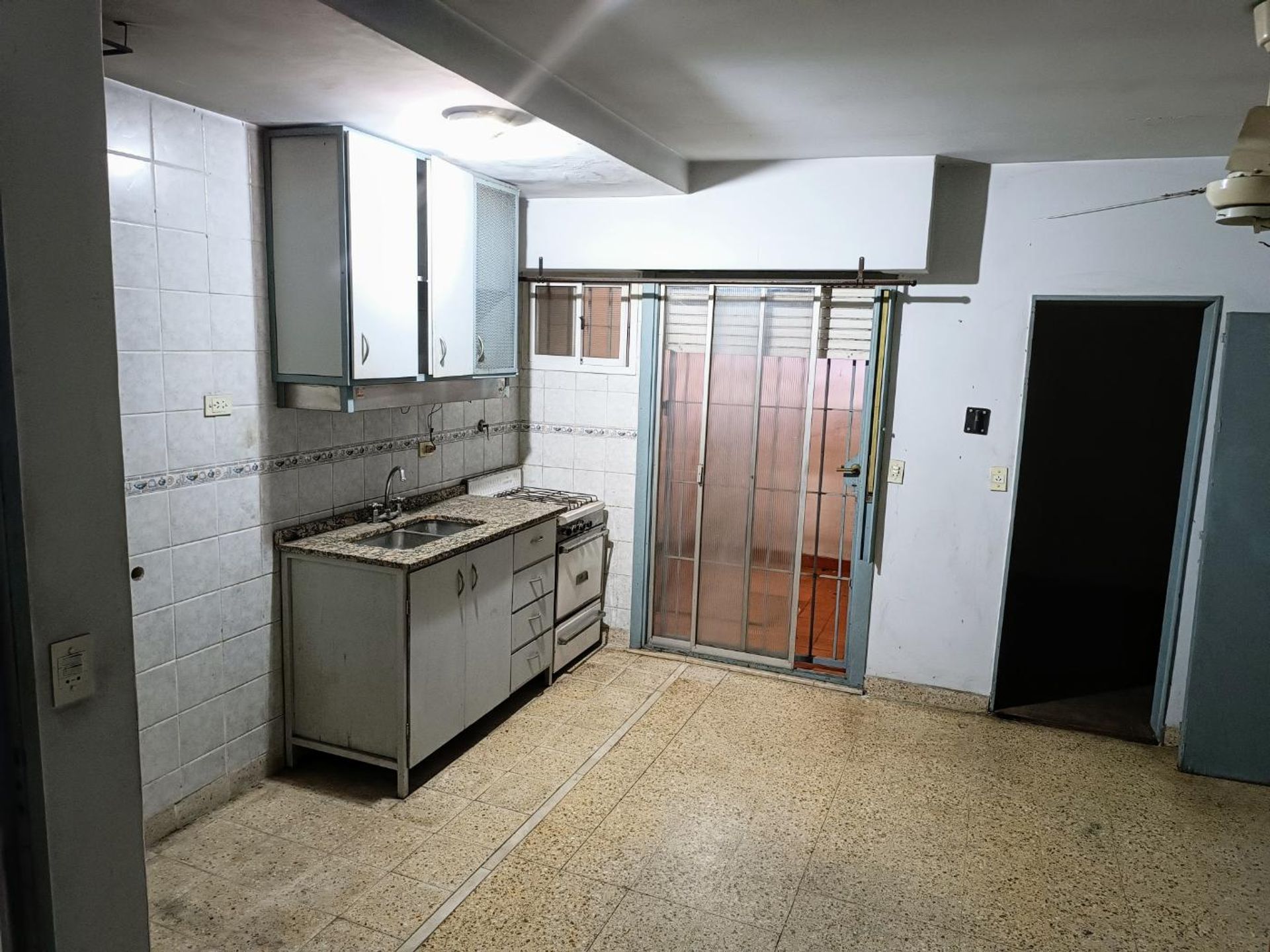 Venta Deposito-Galpon, OLIVOS, 200m2,calle Pelliza