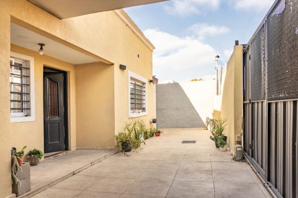 For Sale House with Garden R. Milberg Tigre Credit Eligible