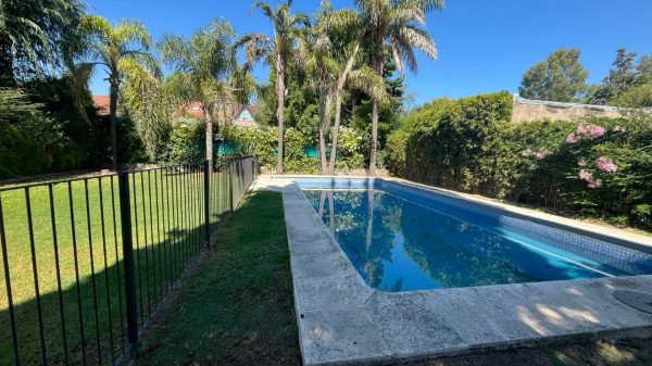 CASA en ALQUILER, Bo Las Barrancas, con pileta.