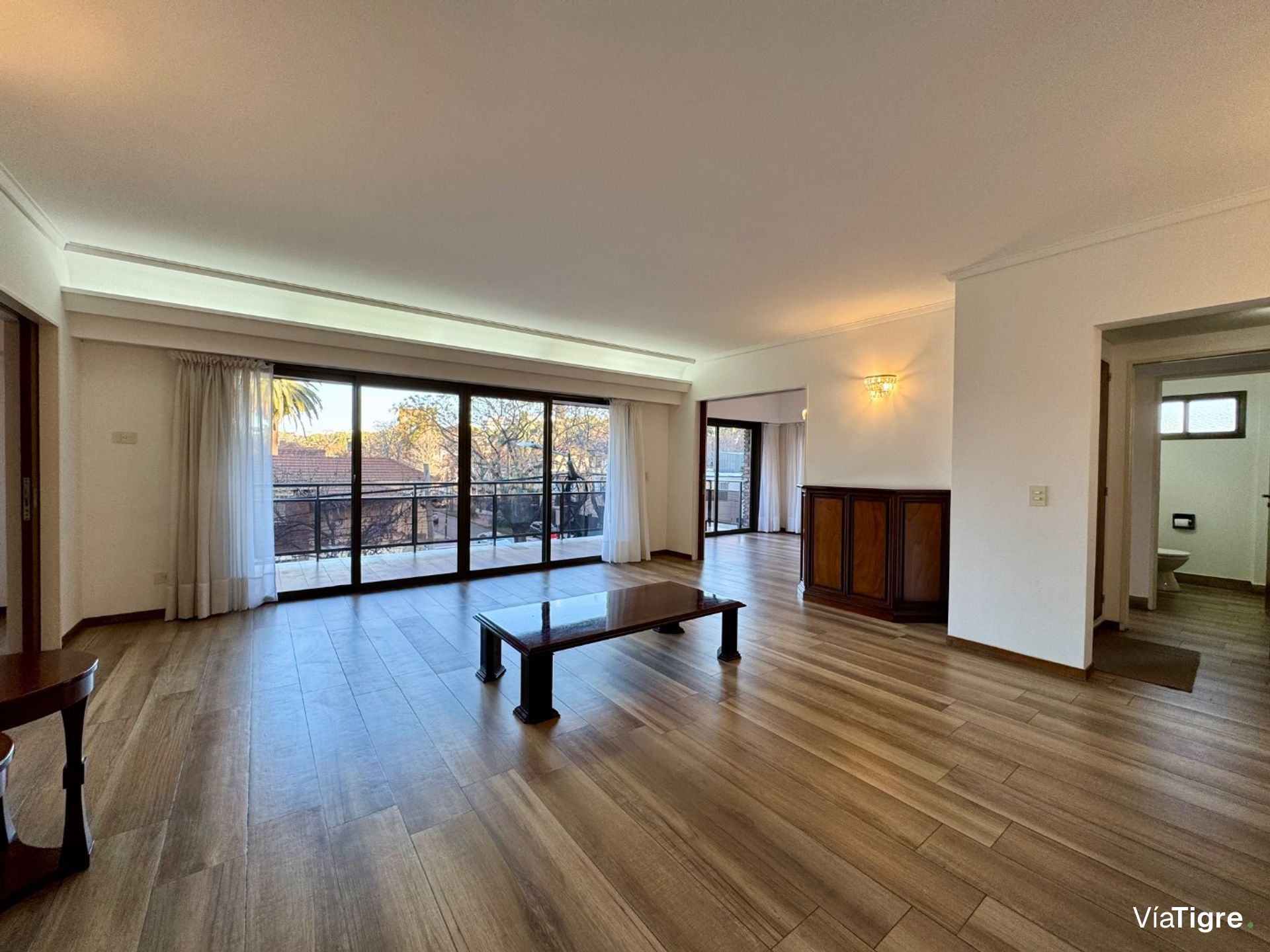 Piso completo con balcón y cochera - San Isidro