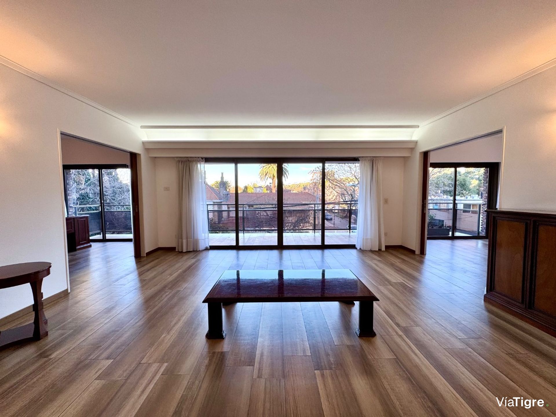 Piso completo con balcón y cochera - San Isidro