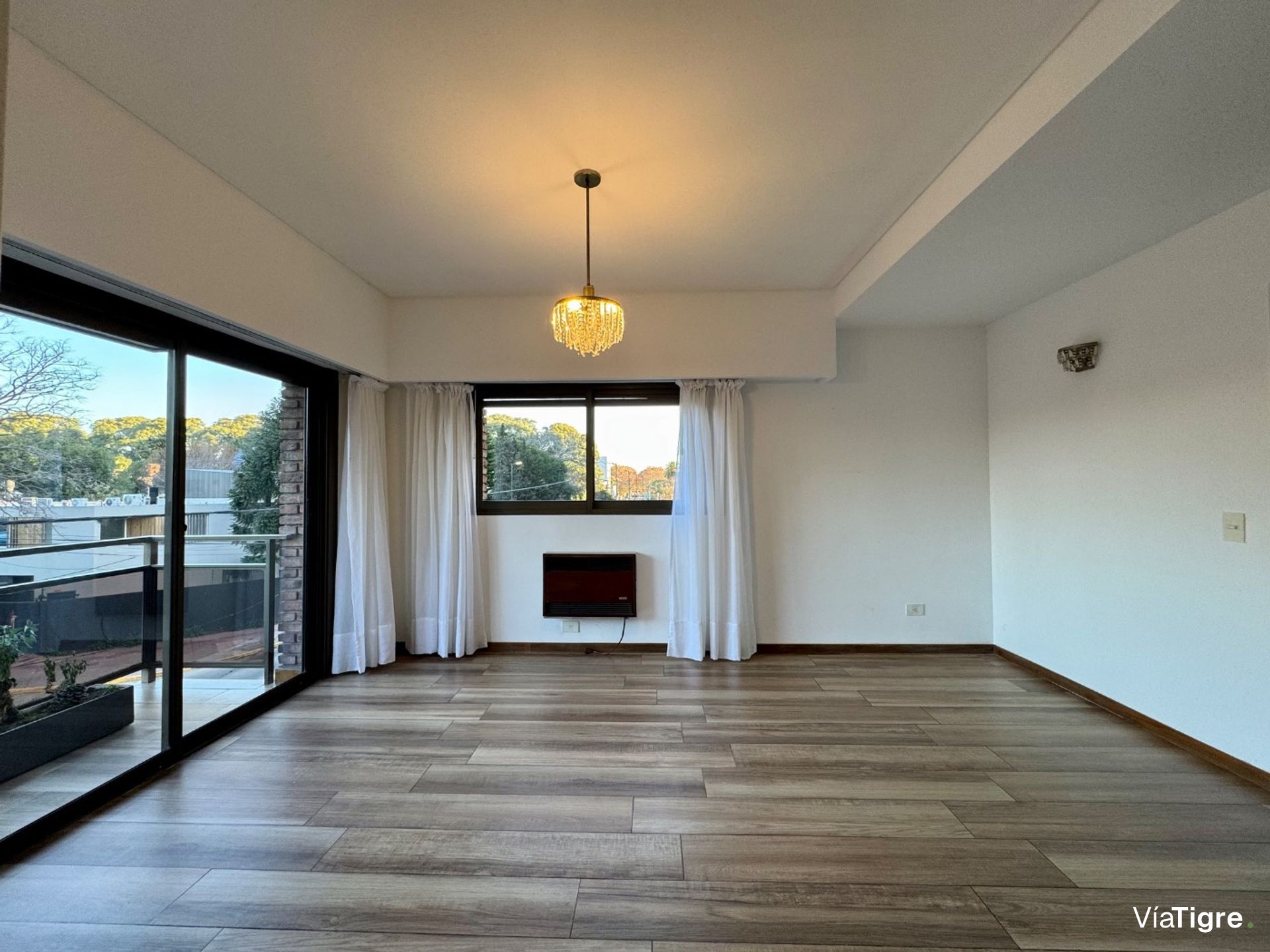 Piso completo con balcón y cochera - San Isidro
