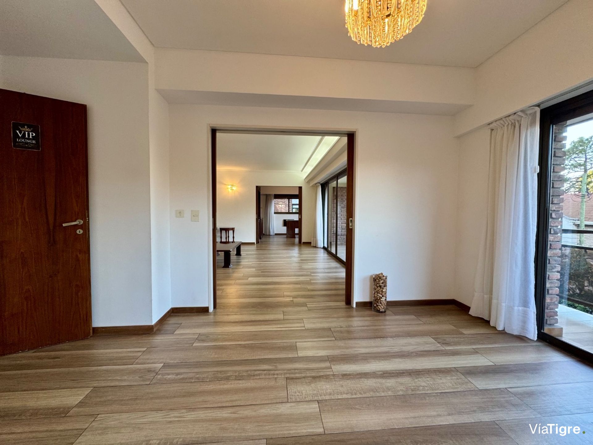 Piso completo con balcón y cochera - San Isidro