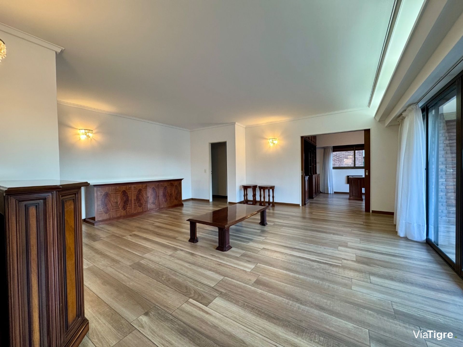 Piso completo con balcón y cochera - San Isidro
