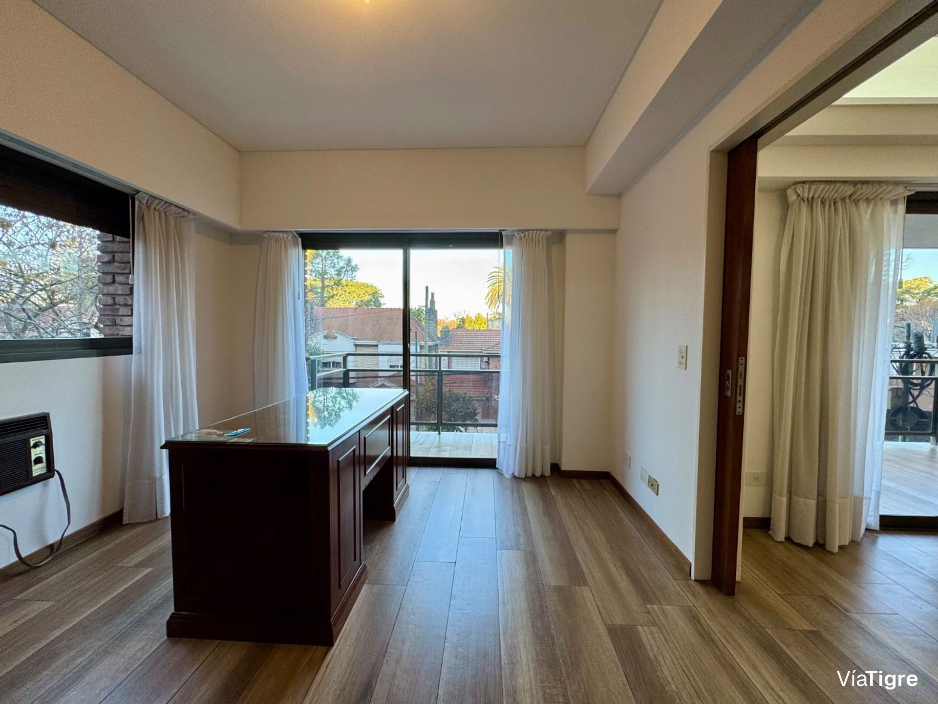 Piso completo con balcón y cochera - San Isidro