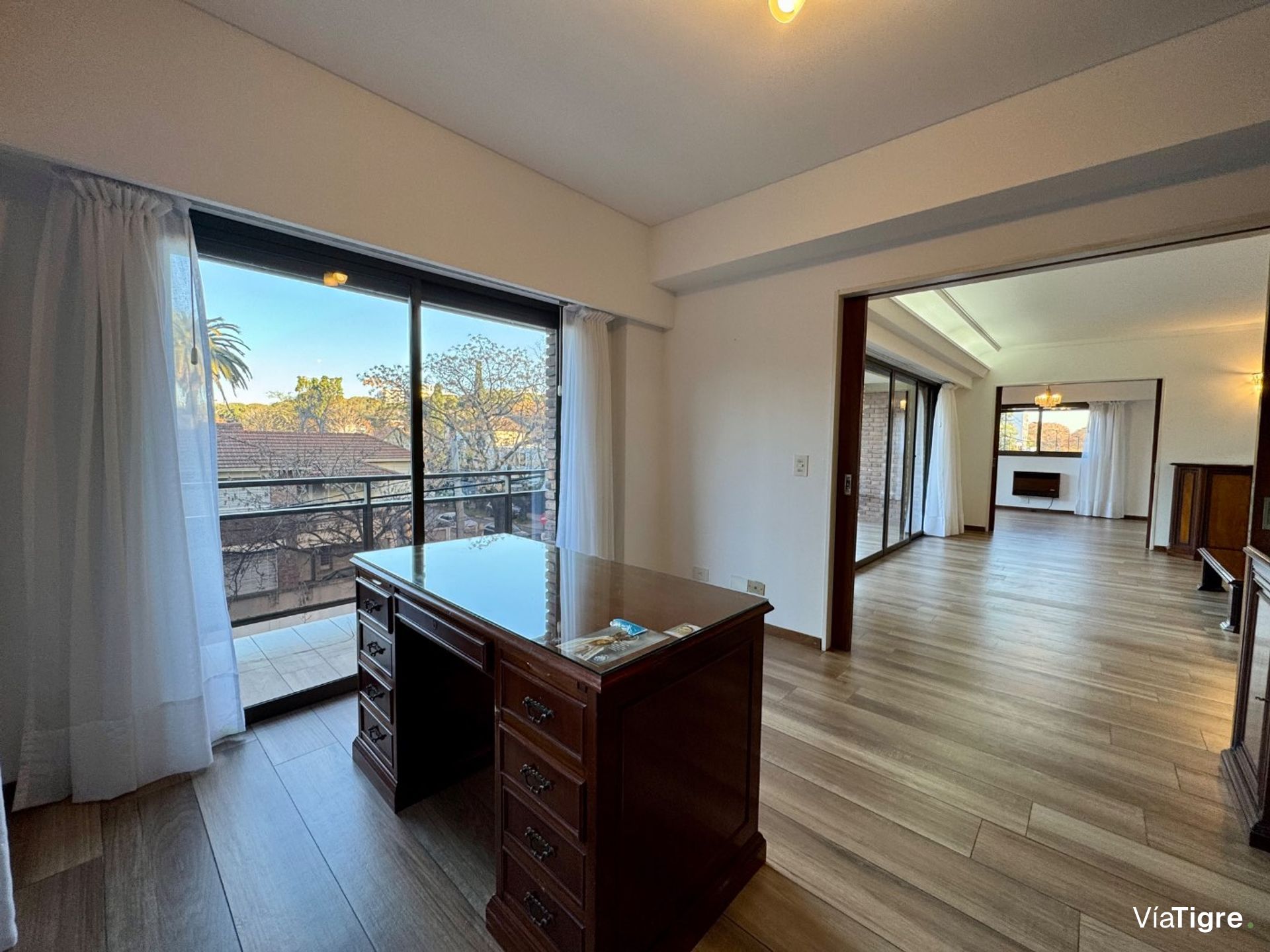 Piso completo con balcón y cochera - San Isidro