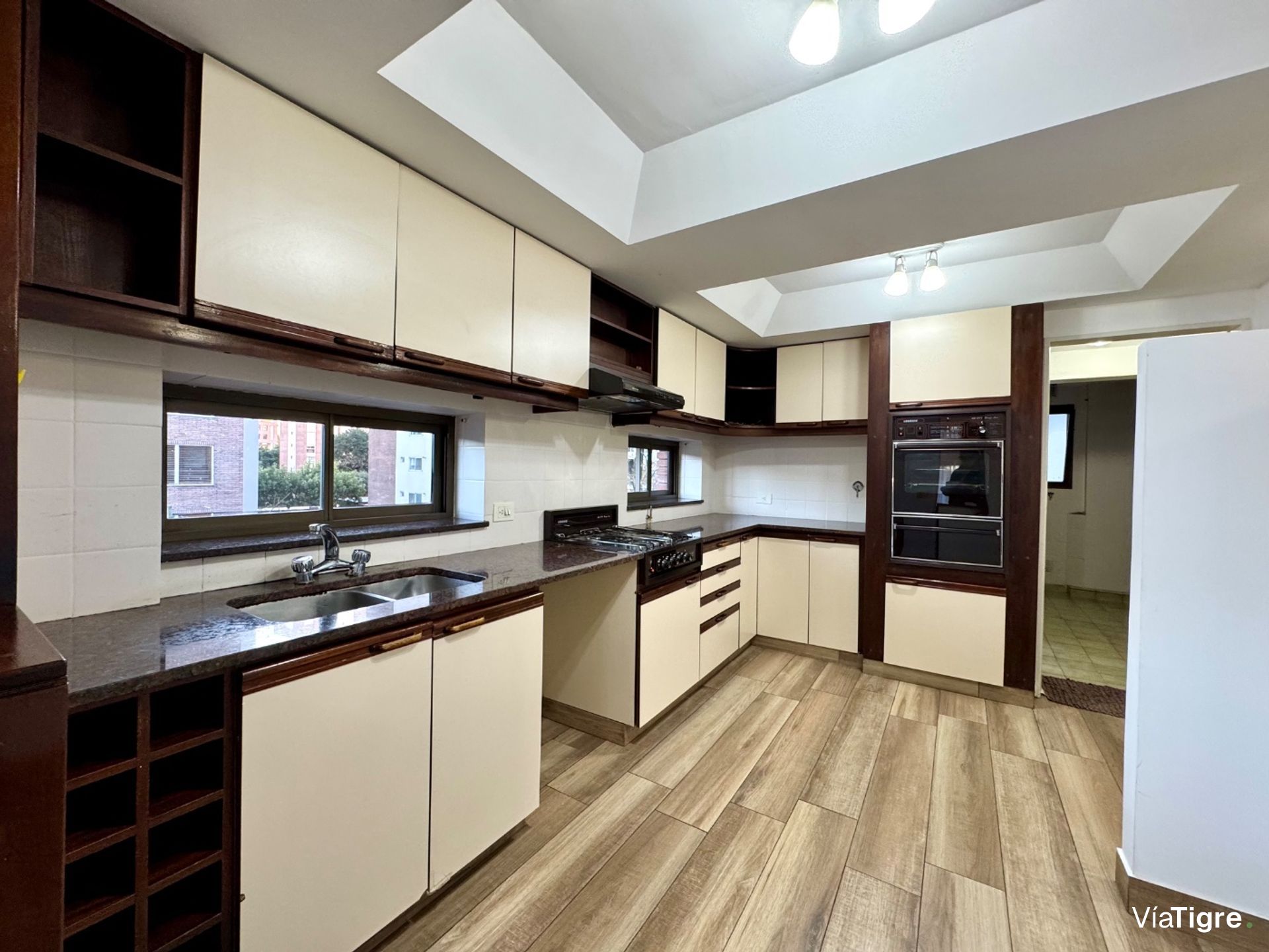 Piso completo con balcón y cochera - San Isidro