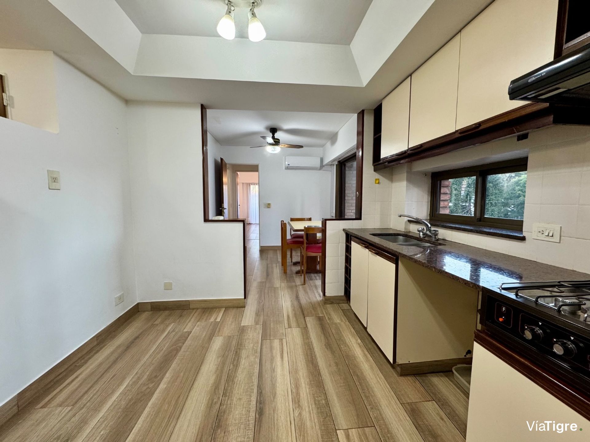 Piso completo con balcón y cochera - San Isidro