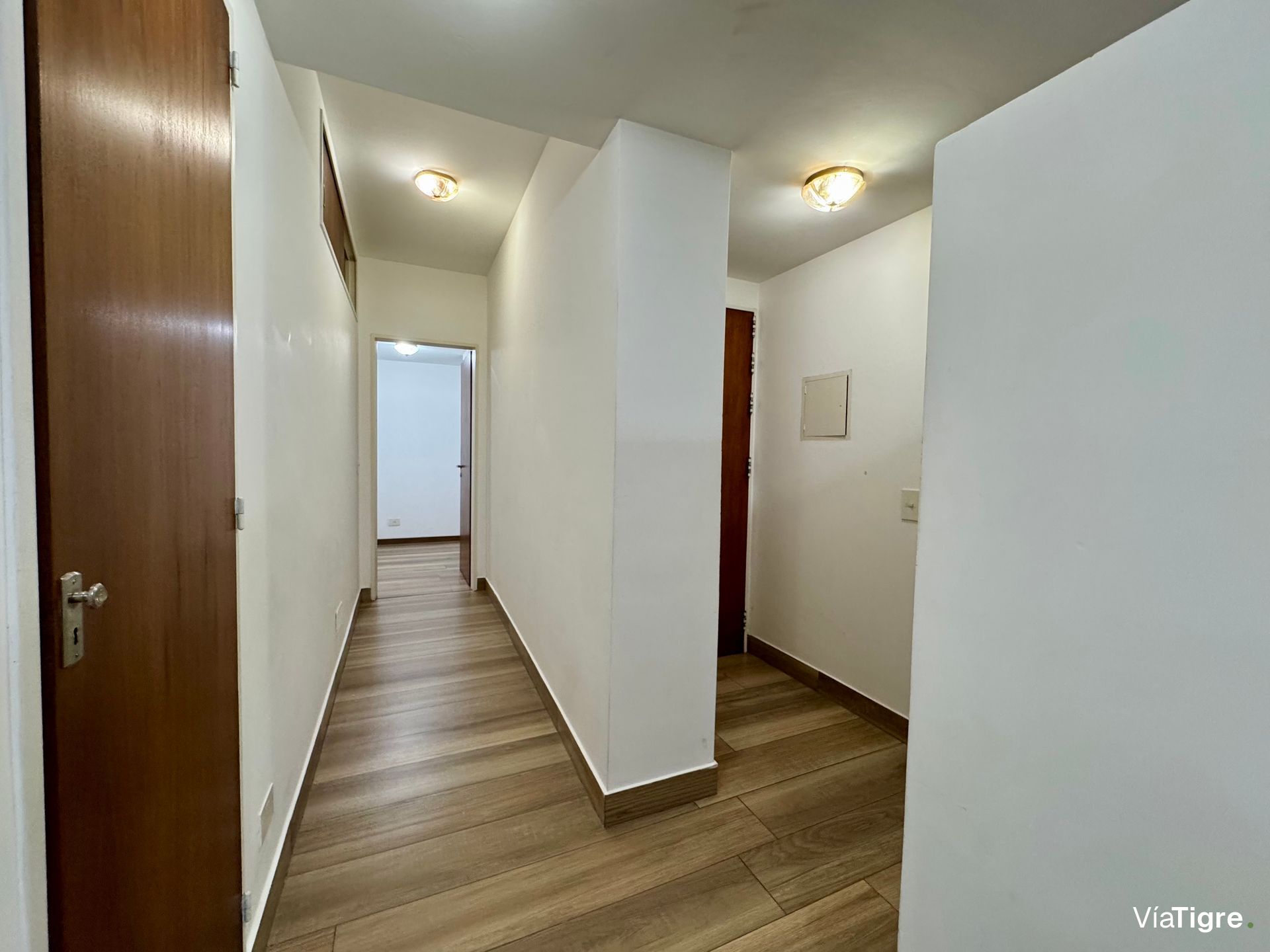 Piso completo con balcón y cochera - San Isidro