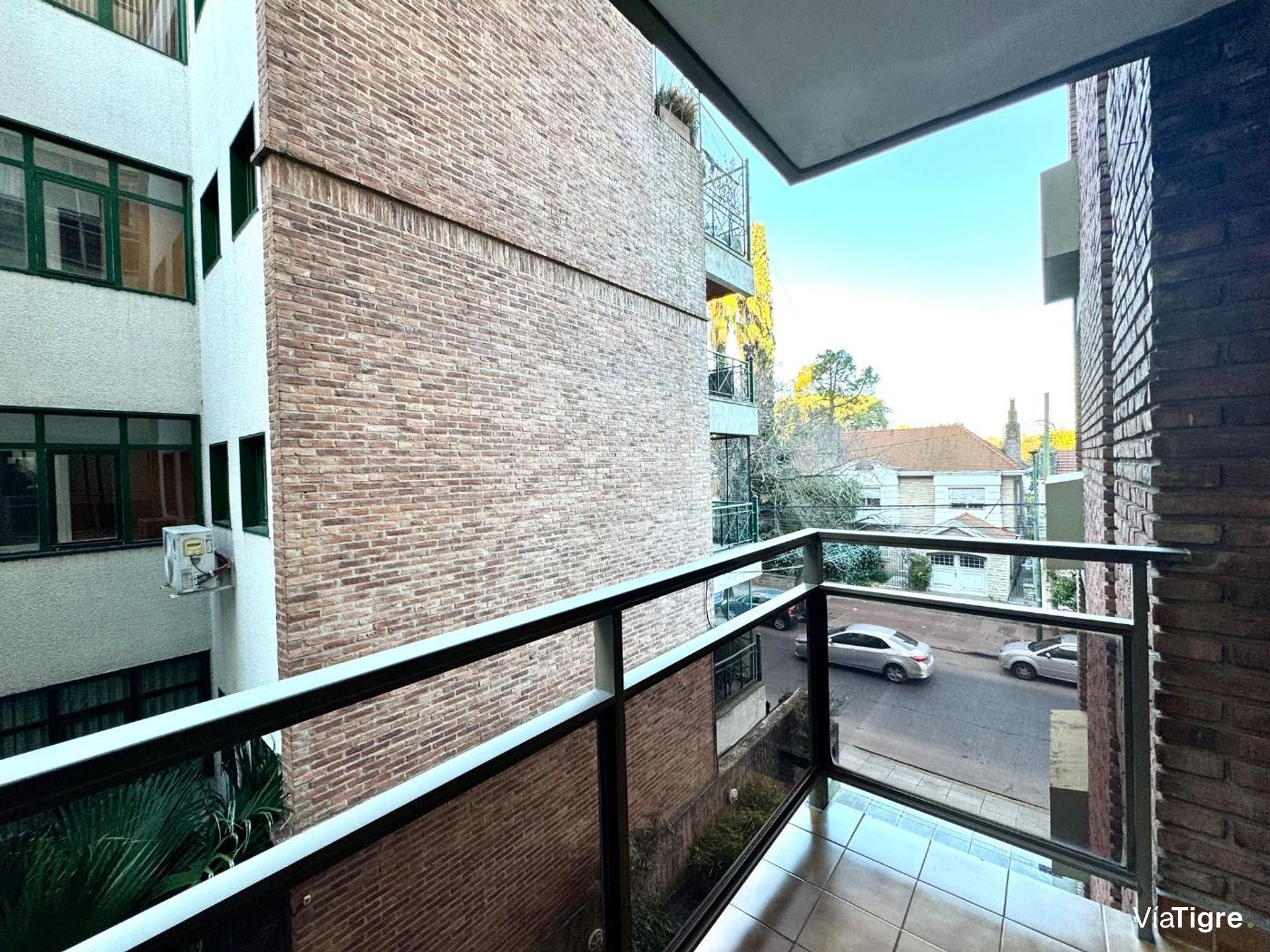 Piso completo con balcón y cochera - San Isidro