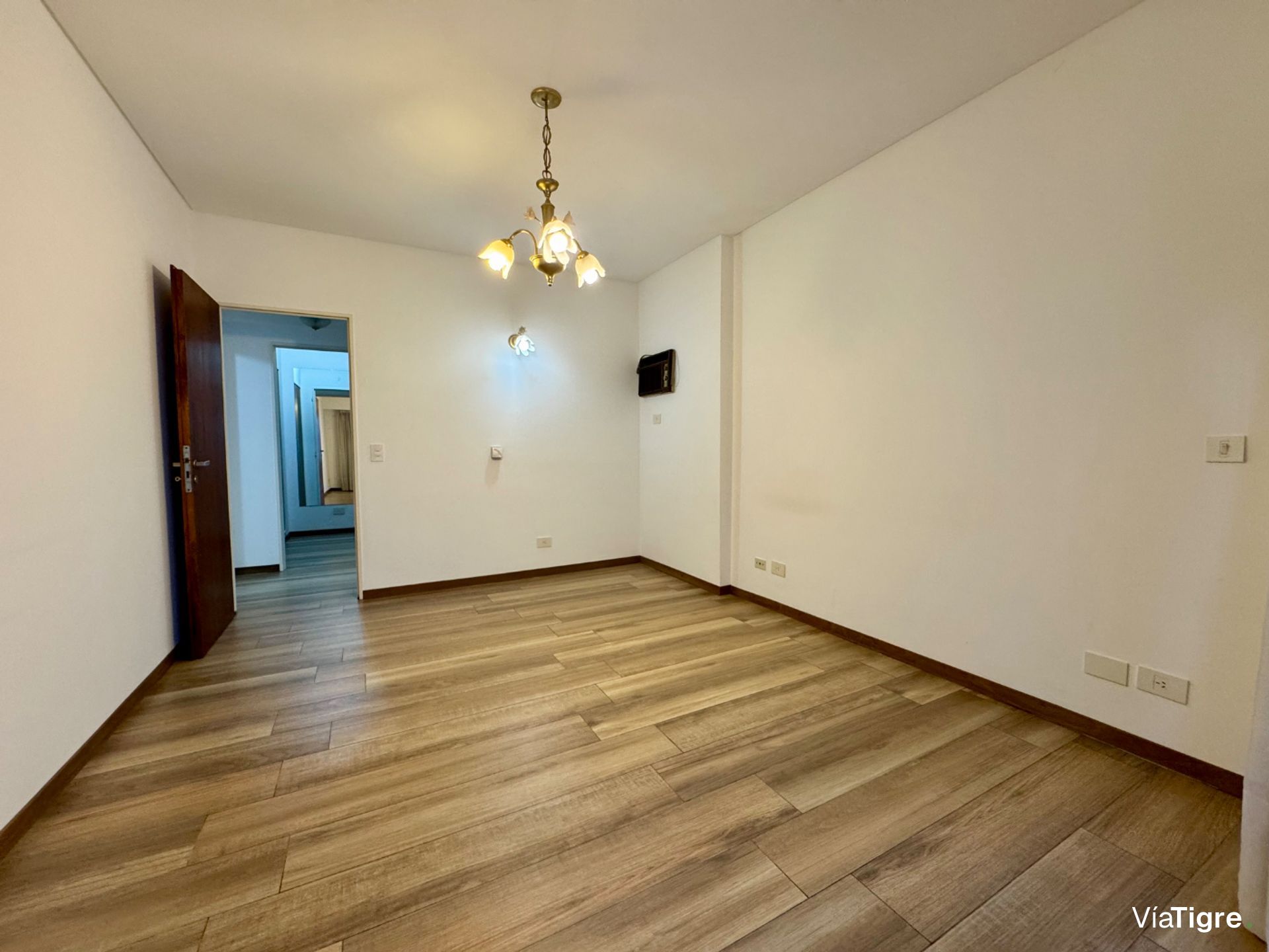Piso completo con balcón y cochera - San Isidro