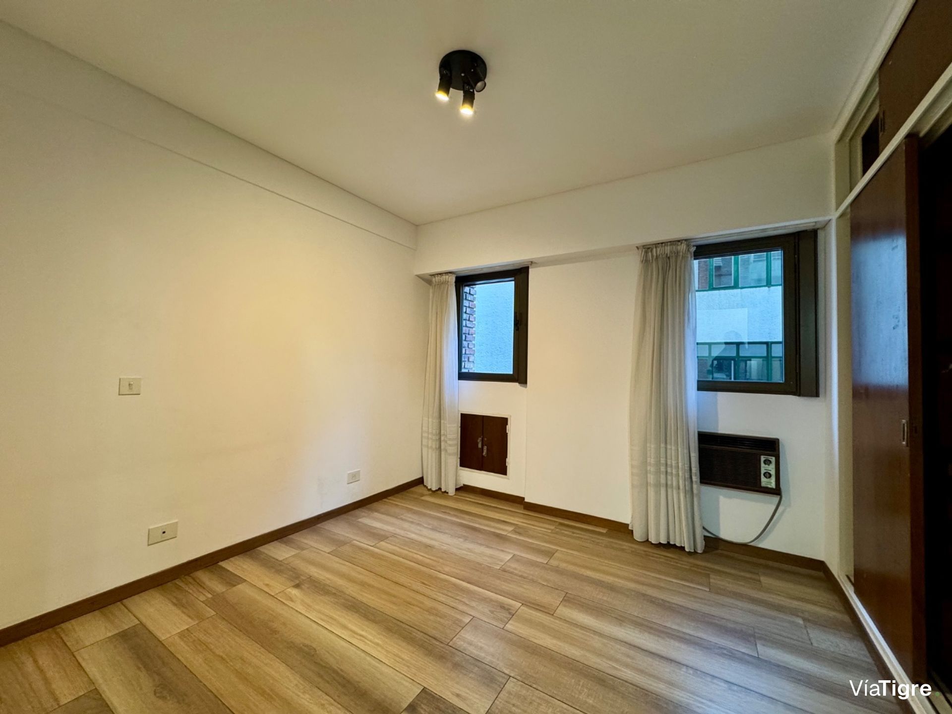 Piso completo con balcón y cochera - San Isidro