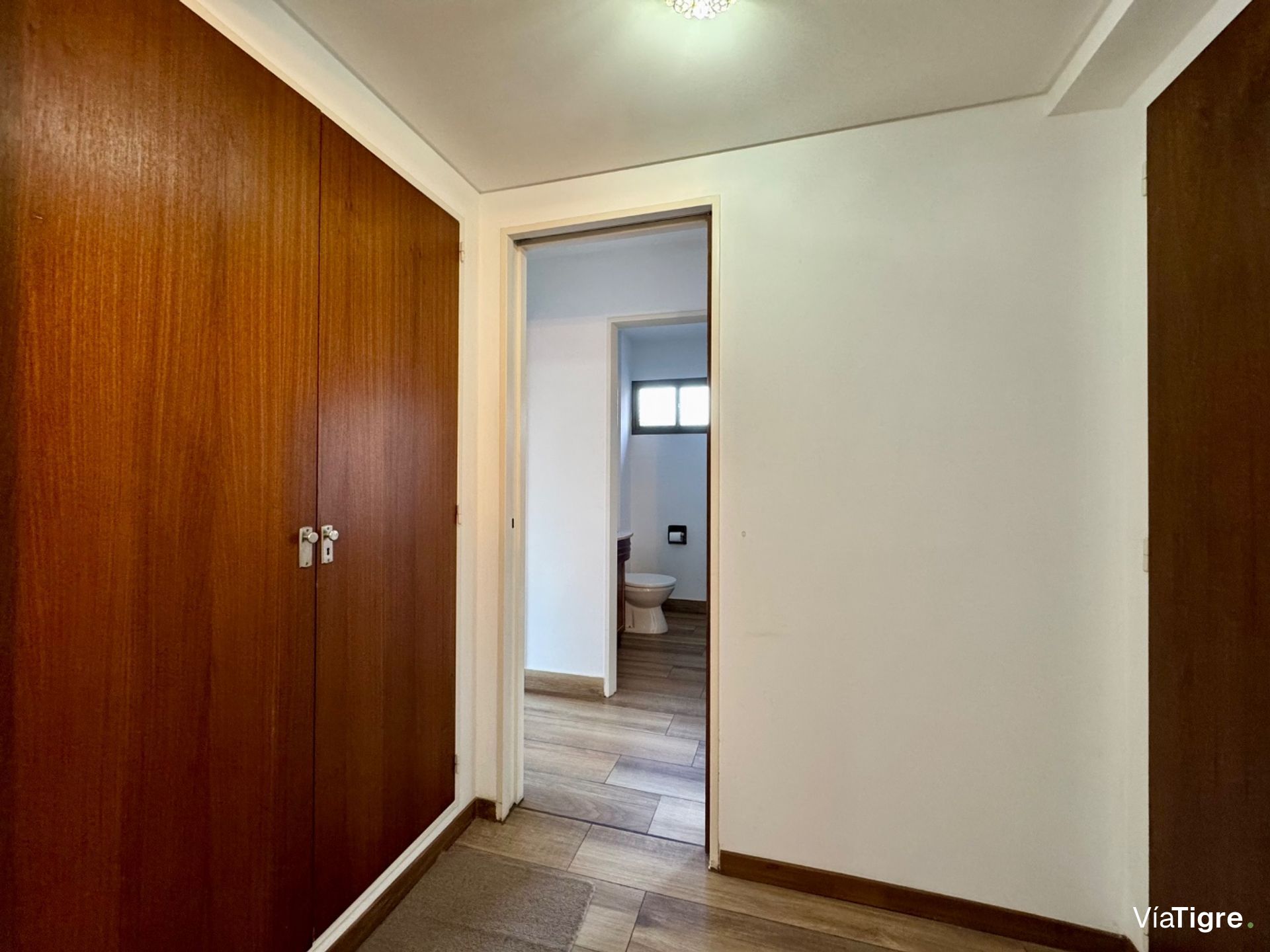 Piso completo con balcón y cochera - San Isidro