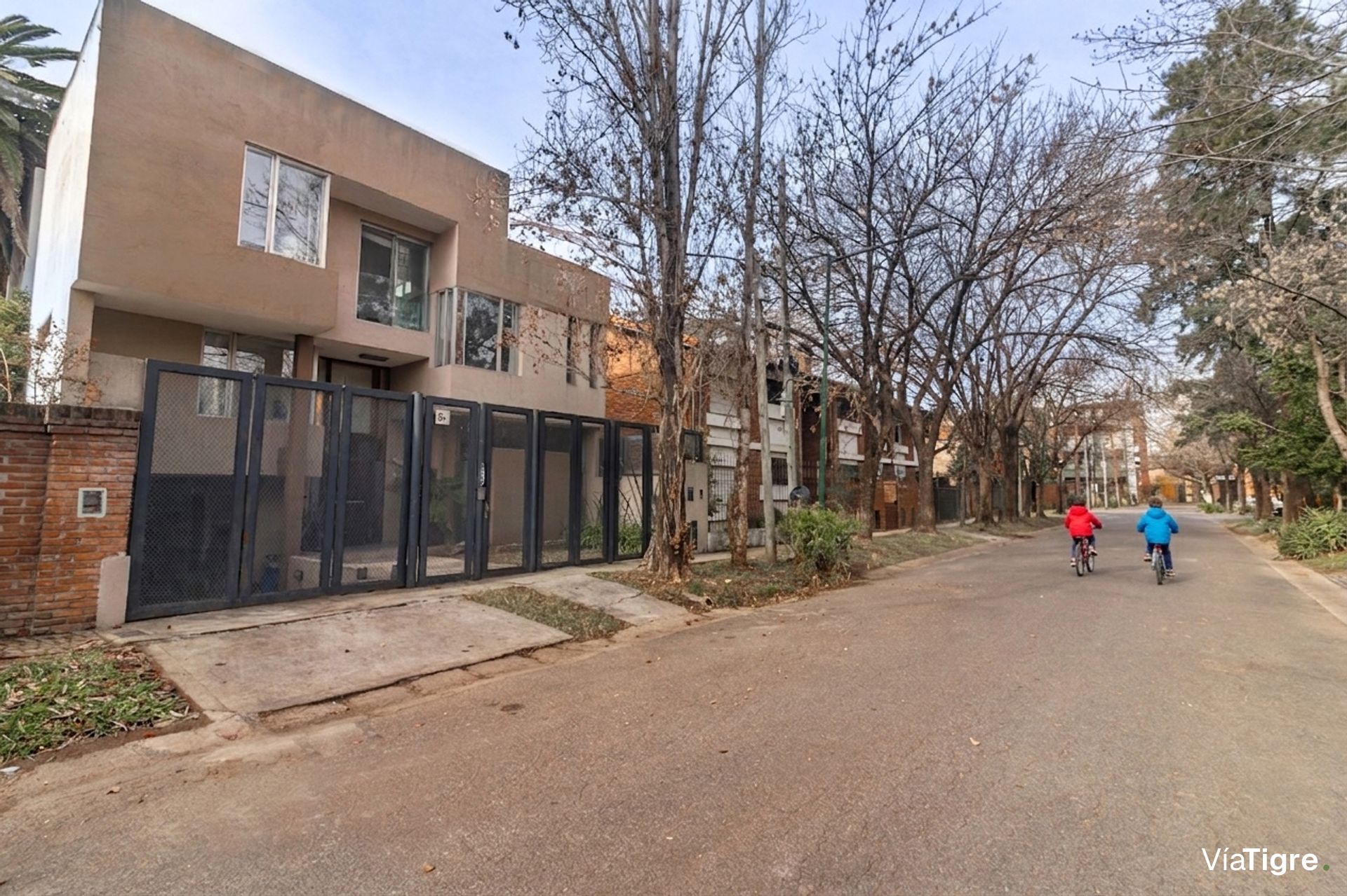 Venta Importante Casa-Lomas Beccar B° Semi Cerrad
