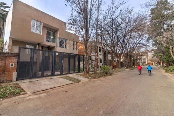 Venta Importante Casa-Lomas Beccar B° Semi Cerrad