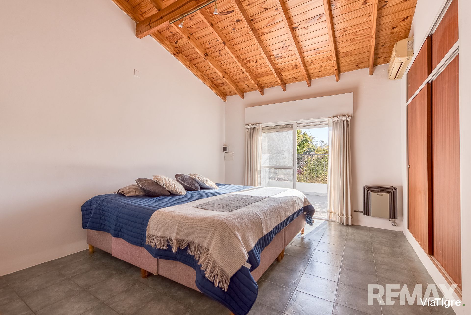 Venta casa 6 ambientes tipo PH con patio y balcon