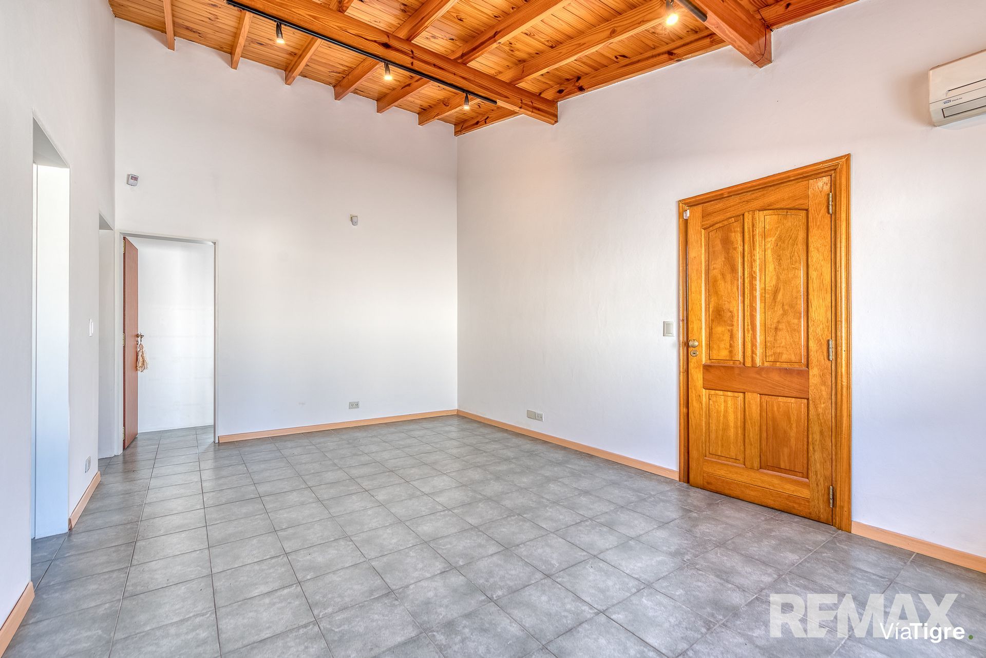 Venta casa 6 ambientes tipo PH con patio y balcon