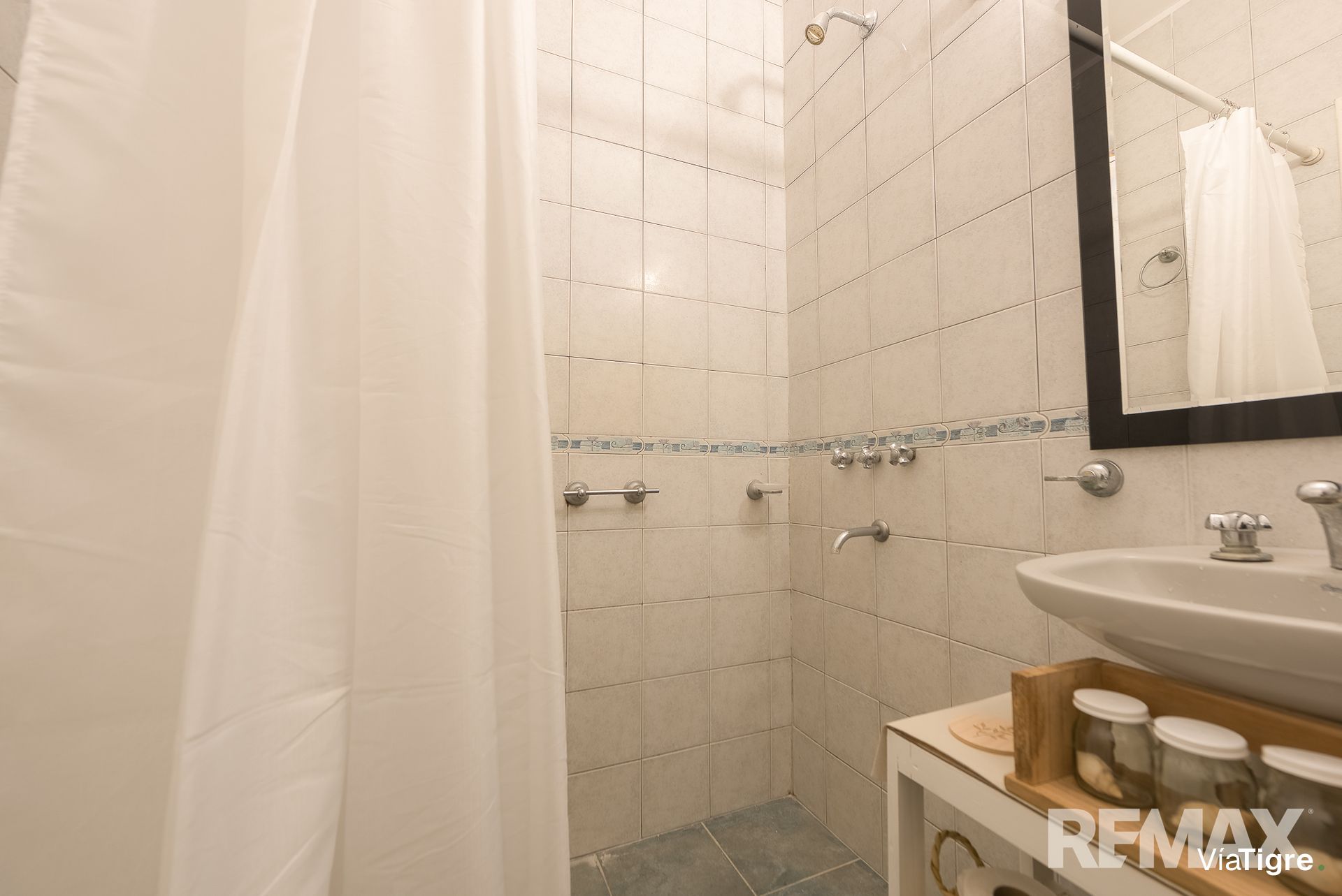 Venta casa 6 ambientes tipo PH con patio y balcon