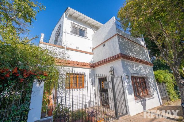 Venta casa 6 ambientes tipo PH con patio y balcon
