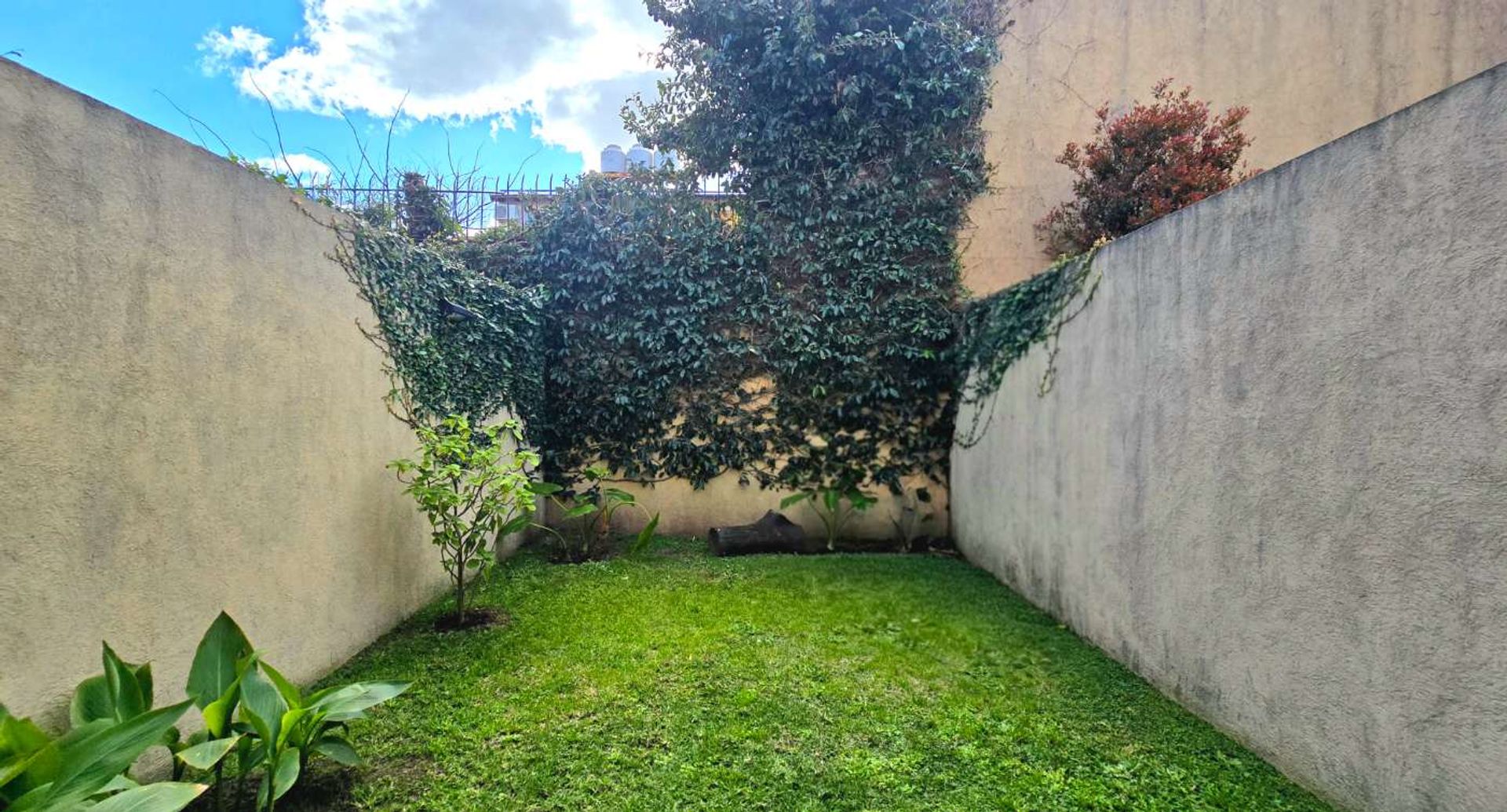 Venta Triplex 5 Amb. Jardín, y Garage OLIVOS