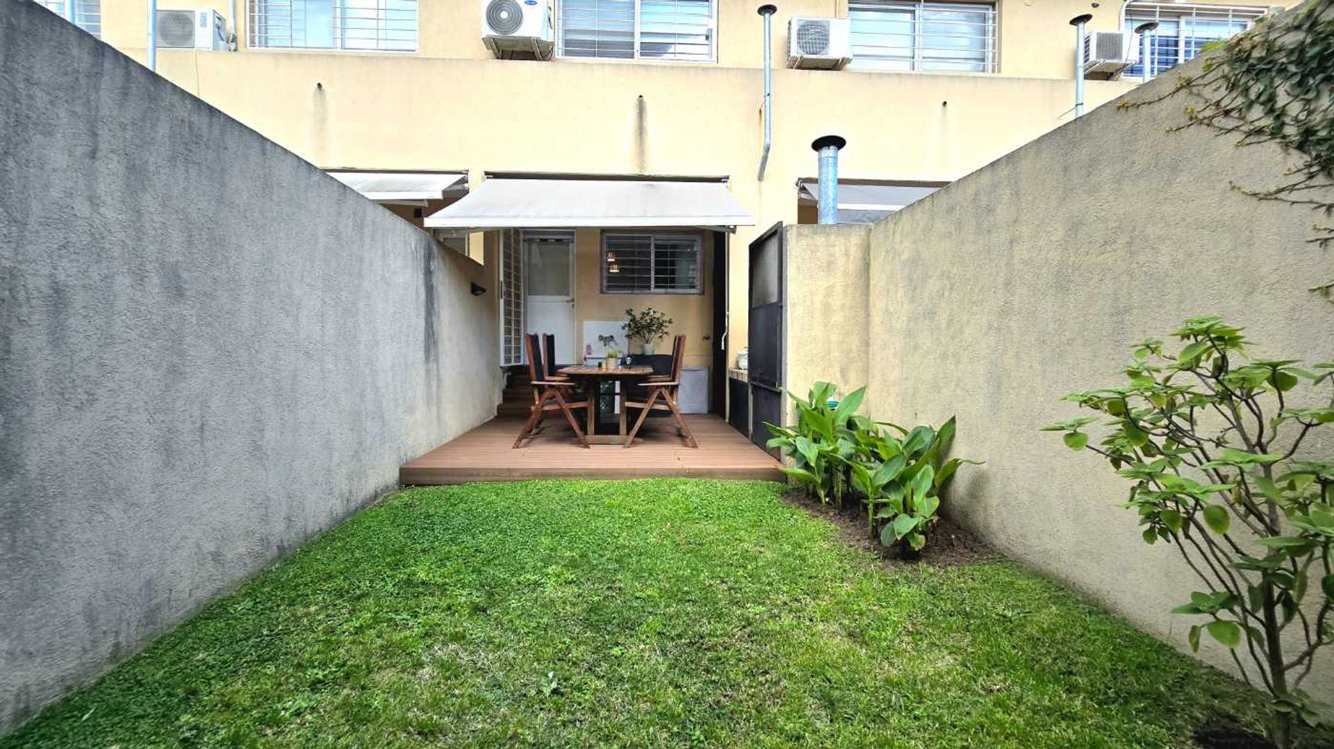 Venta Triplex 5 Amb. Jardín, y Garage OLIVOS