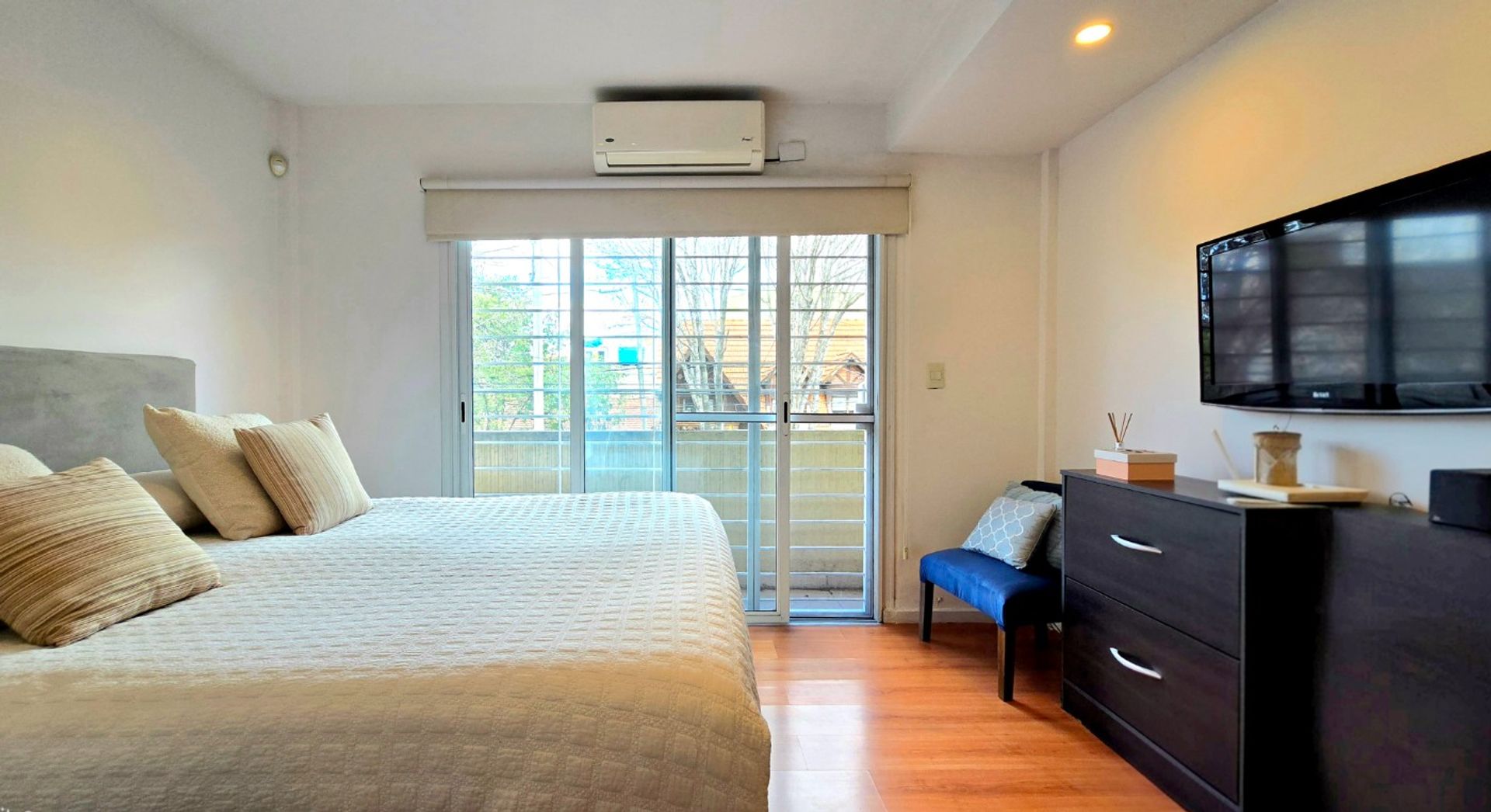 Venta Triplex 5 Amb. Jardín, y Garage OLIVOS