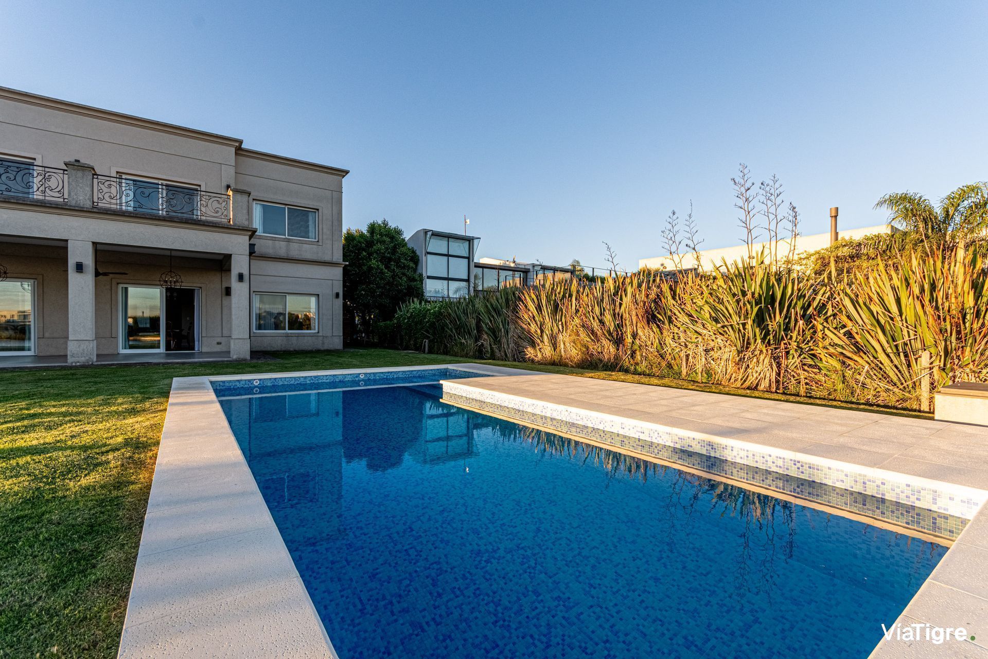 Venta Casa A La Laguna En San Benito Con Piscina