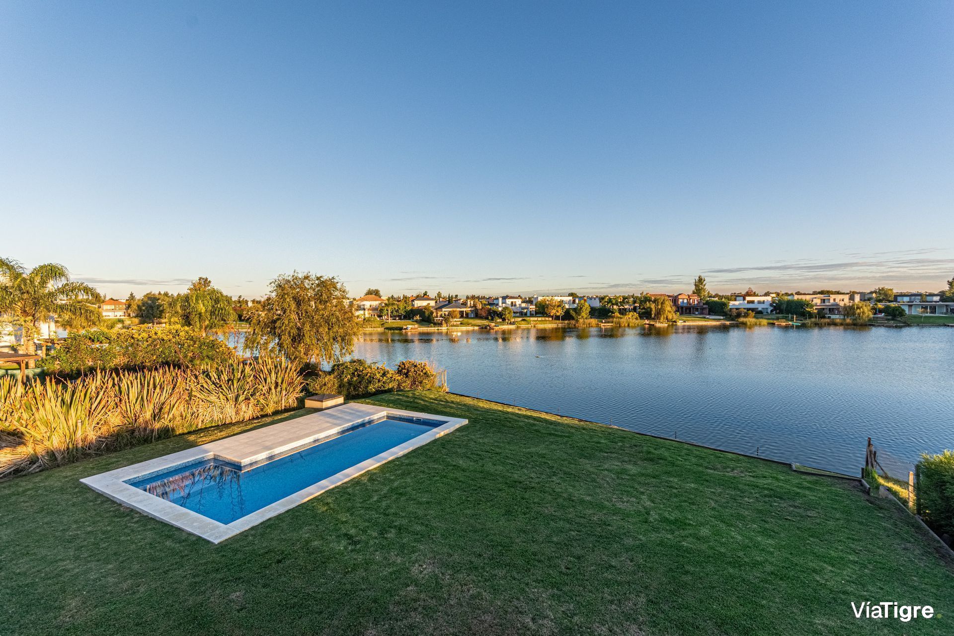 Venta Casa A La Laguna En San Benito Con Piscina